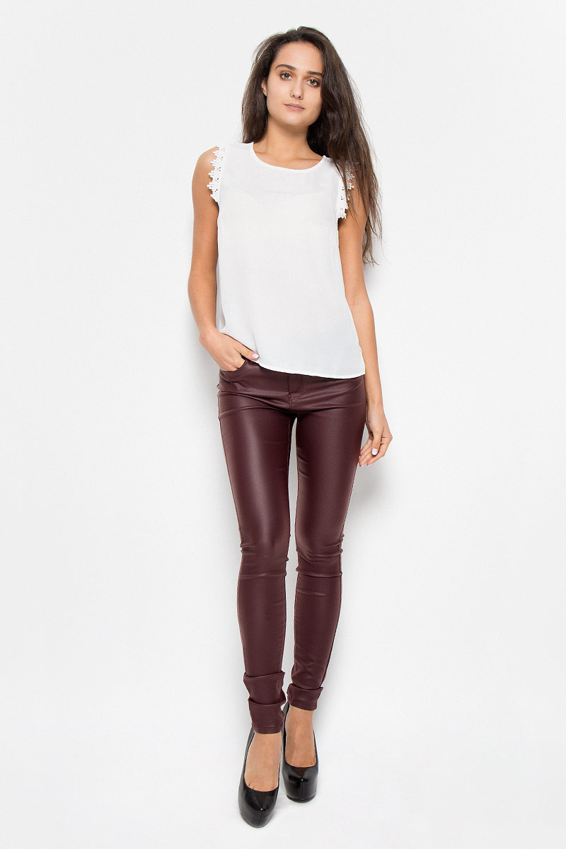 Блузка10162388_Black Блузка10162388_BlackСтильная женская блуза Vero Moda, выполненная из 100% полиэстера, подчеркнет ваш уникальный стиль и поможет создать оригинальный женственный образ. Блузка свободного кроя, без рукавов с круглым вырезом горловины. Проймы рукавов дополнены ажурными вставками. Легкая блуза идеально подойдет для жарких летних дней. Такая блузка будет дарить вам комфорт в течение всего дня и послужит замечательным дополнением к вашему гардеробу.