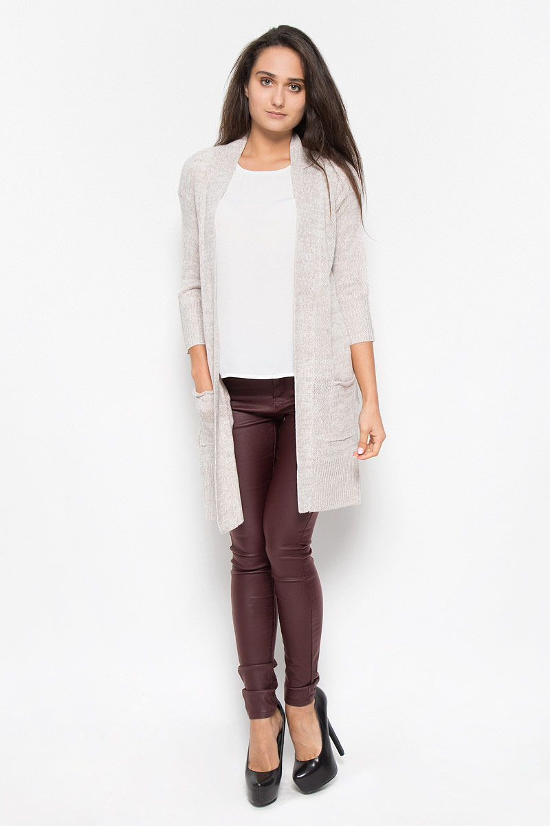 Кардиган10158024_Decadent Chocolate Кардиган10158024_Decadent ChocolateКлассический женский кардиган Vero Moda с рукавами 3/4 будет гармонично смотреться в сочетании, как с джинсами, брюками, так и с юбками. Выполнен кардиган из высококачественной акриловой пряжи, мягкий и приятный на ощупь. Модель дополнена двумя накладными карманами, с боков разрезами. В нем вы будете чувствовать себя уютно в прохладное время года.
