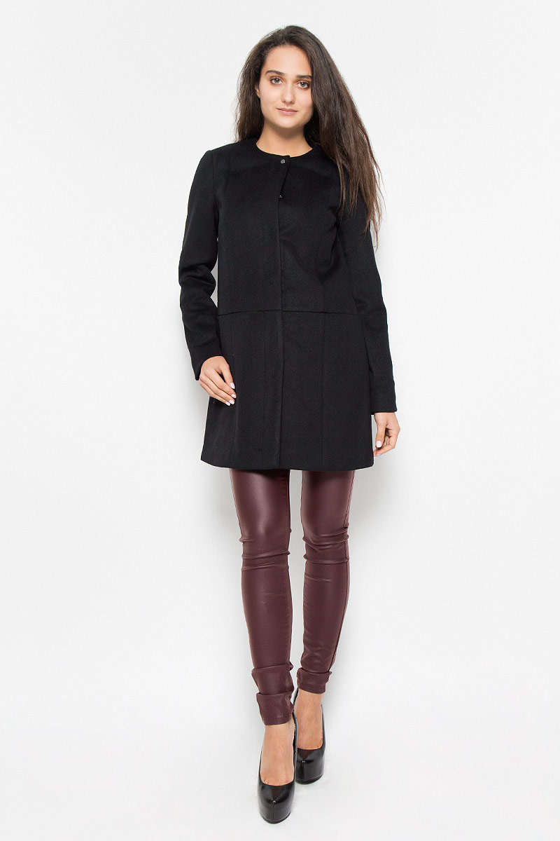 Пальто10159255_Black Пальто10159255_BlackУдобное женское пальто Vero Moda согреет вас в прохладную погоду и позволит выделиться из толпы. Модель с длинными рукавами и круглым вырезом горловины выполнена из полиэстера с добавлением шерсти, застегивается на кнопки спереди. Такое пальто надежно сохранит тепло и защитит вас от ветра и холода. Это модное и уютное пальто - отличный вариант для прогулок, оно подчеркнет ваш изысканный вкус и поможет создать неповторимый образ.