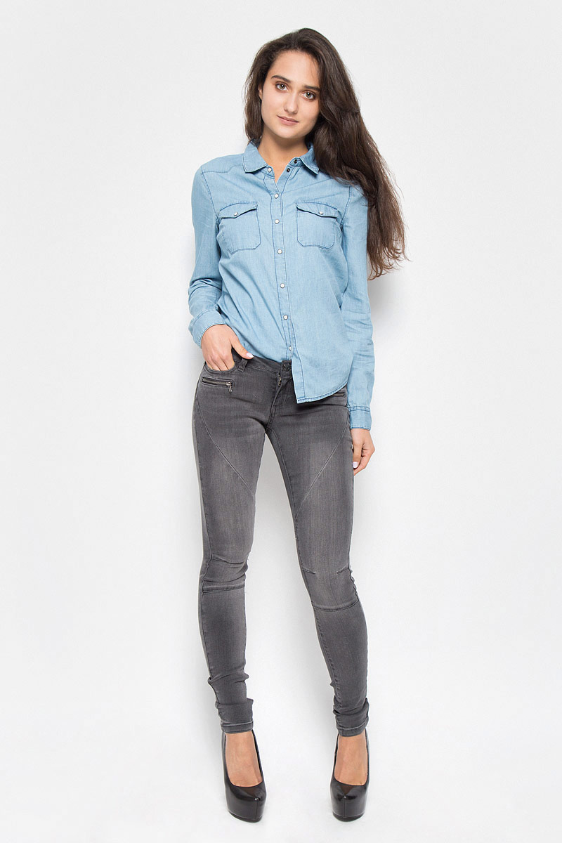 Джинсы10160733_Dark Grey Denim Джинсы10160733_Dark Grey DenimСтильные женские джинсы Vero Moda Noisy May Eve, изготовленные из качественного материала, созданы для модных и ярких девушек. Модель низкой посадки и зауженного кроя с ширинкой на молнии дополнительно застегивается на пуговицу. Брюки дополнены двумя втачными карманами и секретным кармашком спереди и двумя накладными карманами сзади, а также джинсы оформлены имитацией врезных карманов на молниях. На поясе имеются шлевки для ремня. Спереди модель оформлена декоративными швами и легким эффектом потертости. В этих модных брюках вы будете чувствовать себя уверенно, оставаясь в центре внимания.
