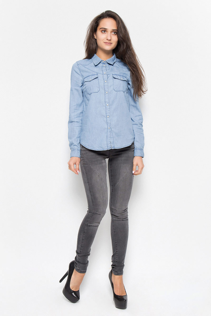 Рубашка10161258_Light Blue Denim Рубашка10161258_Light Blue DenimСтильная рубашка Vero Moda Noisy May с длинными рукавами и отложным воротником застегивается на кнопки по всей длине. Модель дополнена на груди двумя накладными карманами с клапанами на кнопках. Рукава дополнены манжетами с кнопками, а также хлястиками на кнопках, при помощи которых можно их подвернуть. Изделие, выполненное из хлопка, обладает высокой теплопроводностью, воздухопроницаемостью и гигроскопичностью, позволяет коже дышать, тем самым обеспечивая наибольший комфорт при носке даже самым жарким летом. Такая рубашка будет дарить вам комфорт в течение всего дня и послужит замечательным дополнением к вашему гардеробу.