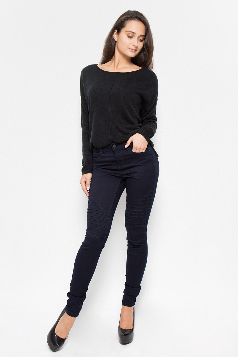 Брюки10160191_Dark Blue Denim Брюки10160191_Dark Blue DenimСтильные женские брюки Vero Moda Noisy May Lucy, изготовленные из качественного материала, созданы для модных и ярких девушек. Модель низкой посадки и зауженного кроя с ширинкой на молнии дополнительно застегивается на пуговицу. Брюки дополнены двумя прорезными карманами и скрытым кармашком спереди и двумя накладными карманами сзади. На поясе имеются шлевки для ремня. Спереди модель оформлена декоративными швами и складками. В этих модных брюках вы будете чувствовать себя уверенно, оставаясь в центре внимания.