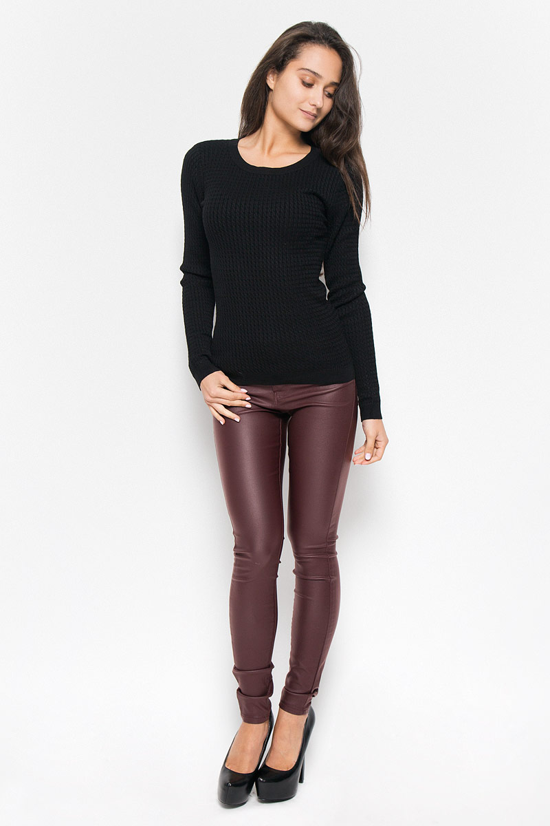 Джемпер10159391_Black Джемпер10159391_BlackСтильный женский джемпер Vero Moda, выполненный из высококачественной пряжи, необычайно мягкий и приятный на ощупь, не сковывает движения, обеспечивая наибольший комфорт. Изделие с круглым вырезом горловины и длинными рукавами идеально будет сочетаться как брюками, так и юбкой. Горловина, манжеты и низ изделия связаны резинкой. Мягкий и уютный джемпер станет любимым элементом вашего гардероба.