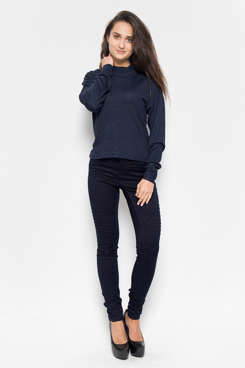 Джемпер10145560_Black Джемпер10145560_BlackСтильный женский джемпер Vero Moda Noisy May, выполненный из тонкого трикотажа, необычайно мягкий и приятный на ощупь, не сковывает движения, обеспечивая наибольший комфорт. Изделие с воротником-стойкой и длинными рукавами-кимоно идеально будет сочетаться как брюками, так и юбкой. Мягкий и уютный джемпер станет любимым элементом вашего гардероба.