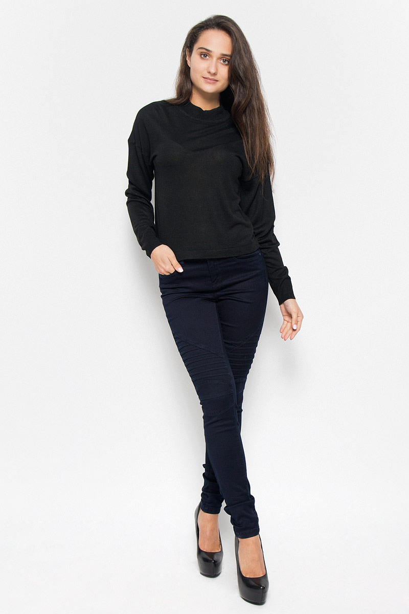Джемпер10145560_Black Джемпер10145560_BlackСтильный женский джемпер Vero Moda Noisy May, выполненный из тонкого трикотажа, необычайно мягкий и приятный на ощупь, не сковывает движения, обеспечивая наибольший комфорт. Изделие с воротником-стойкой и длинными рукавами-кимоно идеально будет сочетаться как брюками, так и юбкой. Мягкий и уютный джемпер станет любимым элементом вашего гардероба.