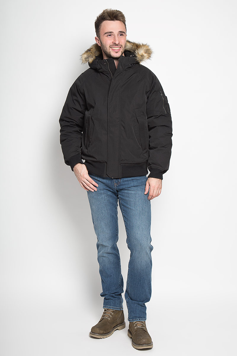 КурткаCp-226/359-6313 КурткаCp-226/359-6313Стильная мужская куртка Sela Casual Wear превосходно подойдет для холодных зимних дней. Куртка выполнена из полиэстера с добавлением хлопка, она отлично защищает от дождя, снега и ветра, а наполнитель из синтепона превосходно сохраняет тепло. Модель с длинными рукавами-реглан и несъёмным капюшоном застегивается на застежку-молнию спереди и имеет ветрозащитный клапан на кнопках. Объем капюшона регулируется при помощи шнурка-кулиски. Изделие дополнено двумя втачными карманами спереди, а также внутренним накладным карманом. На рукаве расположен втачной карман на застежке-молнии и четыре небольших открытых кармашка. Низ и рукава изделия дополнены широкими трикотажными резинками, капюшон украшен искусственным мехом. Эта модная и комфортная куртка согреет вас в холодное время года и отлично подойдет как для прогулок, так и для активного отдыха.