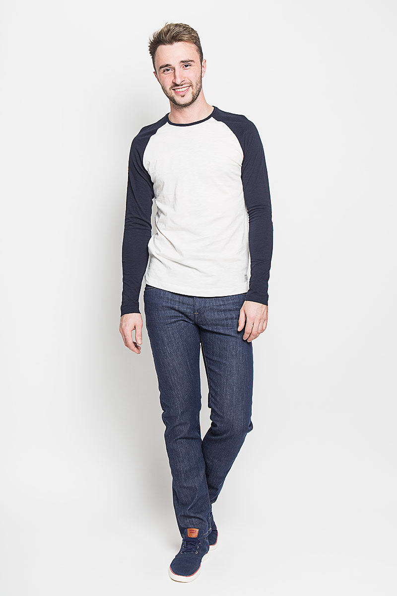Джинсы16052928_Medium Blue Denim Джинсы16052928_Medium Blue DenimМодные мужские джинсы Selected Homme - это джинсы высочайшего качества, которые прекрасно сидят. Они выполнены из высококачественного эластичного хлопка с добавлением полиэстера, что обеспечивает комфорт и удобство при носке. Джинсы прямого кроя и средней посадки станут отличным дополнением к вашему современному образу. Джинсы застегиваются на пуговицу в поясе и ширинку на молнии, дополнены шлевками для ремня. Джинсы имеют классический пятикарманный крой: спереди модель дополнена двумя втачными карманами и одним маленьким накладным кармашком, а сзади - двумя накладными карманами. Эти модные и в то же время комфортные джинсы послужат отличным дополнением к вашему гардеробу.
