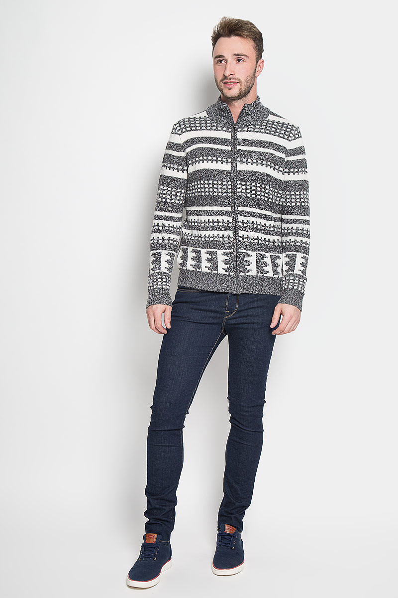 КофтаCN-214/833-6424 КофтаCN-214/833-6424Мужская кофта Sela Casual Wear, выполненная из полиэстера с добавлением акрила и шерсти, подчеркнет ваш уникальный стиль и поможет создать оригинальный образ. Такой материал великолепно пропускает воздух, обеспечивая необходимую вентиляцию, приятен к телу и превосходно тянется, обеспечивая комфортную посадку по фигуре. Кофта с длинными рукавами и воротником-стойкой застегивается на застежку-молнию спереди. Модель оформлена оригинальным геометрическим орнаментом, манжеты рукавов, воротник и низ связаны резинкой. Такая кофта будет дарить вам комфорт в течение всего дня и послужит замечательным дополнением к вашему гардеробу.