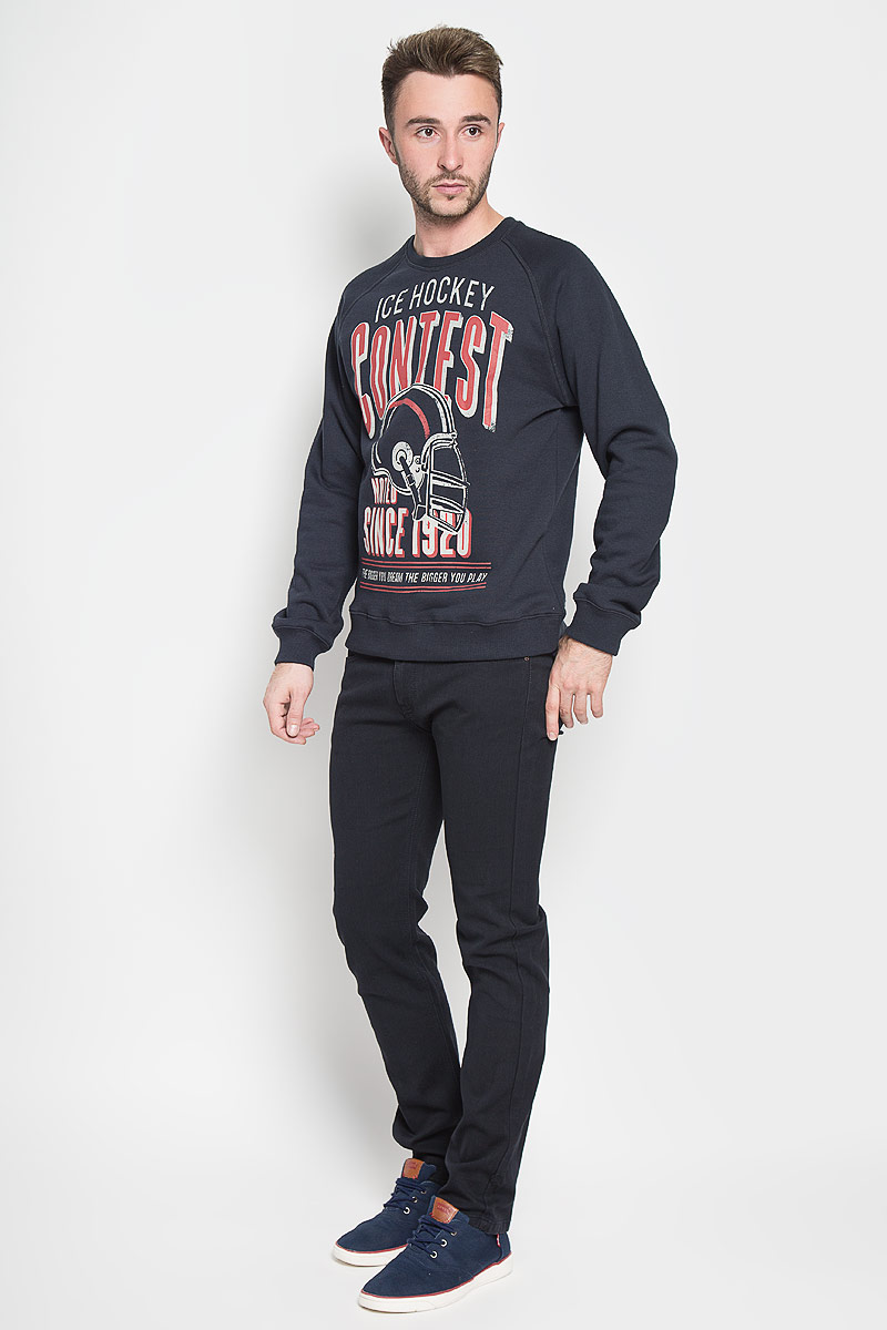 СвитшотSt-213/803-6444 СвитшотSt-213/803-6444Стильный мужской свитшот Sela Casual Wear, изготовленный из высококачественного хлопка с добавлением полиэстера, мягкий и приятный на ощупь, не сковывает движений и обеспечивает наибольший комфорт. Такой свитшот великолепно пропускает воздух, позволяя коже дышать, и обладает высокой гигроскопичностью. Модель с круглым вырезом горловины и длинными рукавами-реглан украшена крупным принтом с изображением шлема и надписями на английском языке. Горловина, рукава и низ изделия дополнены эластичными трикотажными манжетами. Этот свитшот - настоящее воплощение комфорта, он послужит отличным дополнением к вашему гардеробу. В нем вы будете чувствовать себя уютно в прохладное время года.