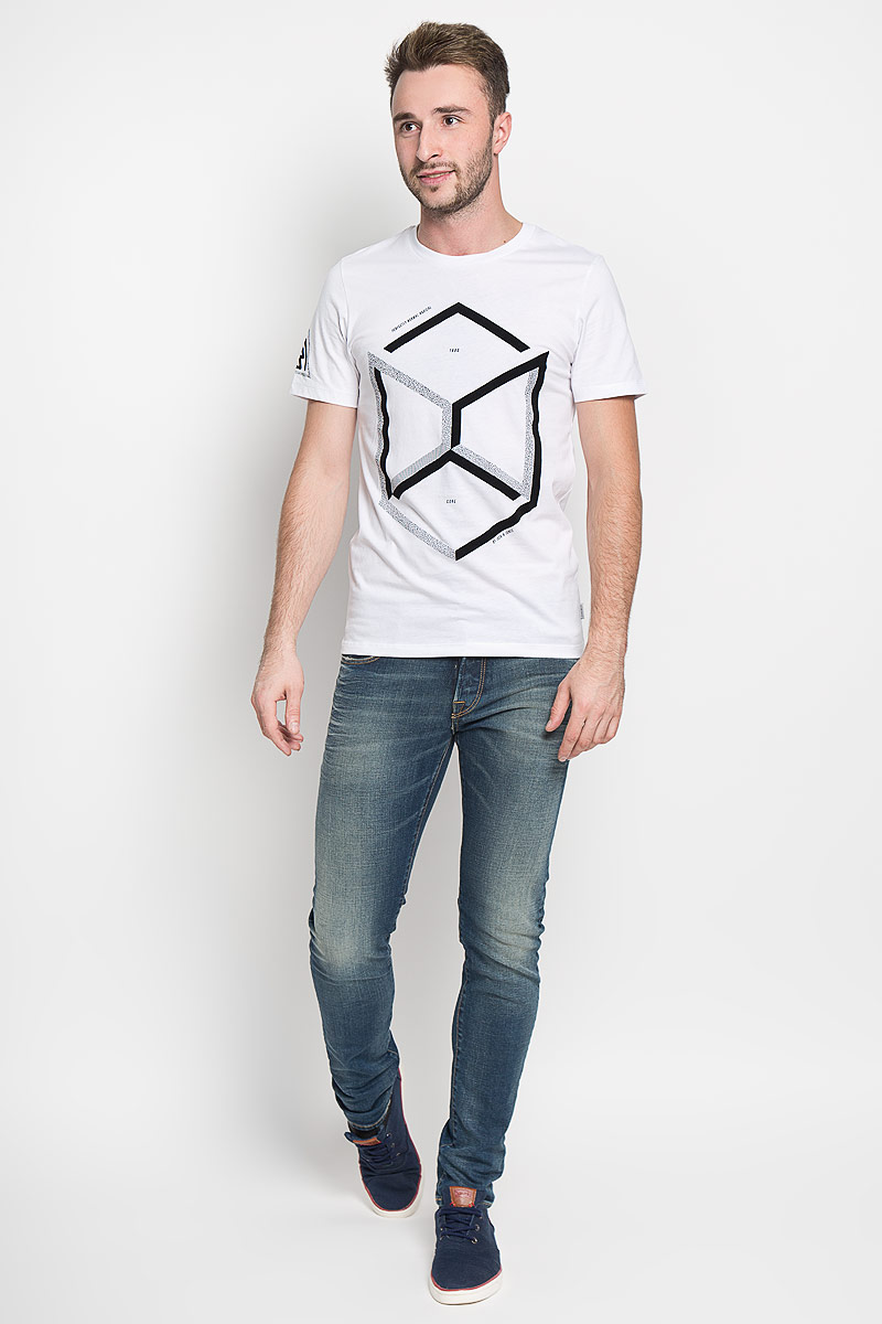 Футболка12108908_White Футболка12108908_WhiteСтильная мужская футболка Jack & Jones, выполненная из натурального хлопка, обладает высокой теплопроводностью, воздухопроницаемостью и гигроскопичностью. Она необычайно мягкая и приятная на ощупь, не сковывает движения и превосходно пропускает воздух. Такая футболка превосходно подойдет как для занятий спортом, так и для повседневной носки. Модель с короткими рукавами и круглым вырезом горловины - идеальный вариант для создания модного современного образа. Футболка оформлена контрастными геометрическим принтом. Эта модель подарит вам комфорт в течение всего дня и послужит замечательным дополнением к вашему гардеробу.
