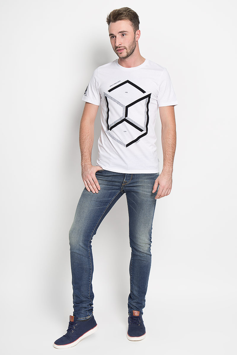 Джинсы12111024_Blue Denim Джинсы12111024_Blue DenimМодные мужские джинсы Jack & Jones - это джинсы высочайшего качества, которые прекрасно сидят. Они выполнены из высококачественного эластичного хлопка, что обеспечивает комфорт и удобство при носке. Джинсы-слим станут отличным дополнением к вашему современному образу. Джинсы застегиваются на пуговицу в поясе и ширинку на пуговицах, дополнены шлевками для ремня. Джинсы имеют классический пятикарманный крой: спереди модель дополнена двумя втачными карманами и одним маленьким накладным кармашком, а сзади - двумя накладными карманами. Модель оформлена перманентными складками и эффектом потертости. Эти модные и в то же время комфортные джинсы послужат отличным дополнением к вашему гардеробу.