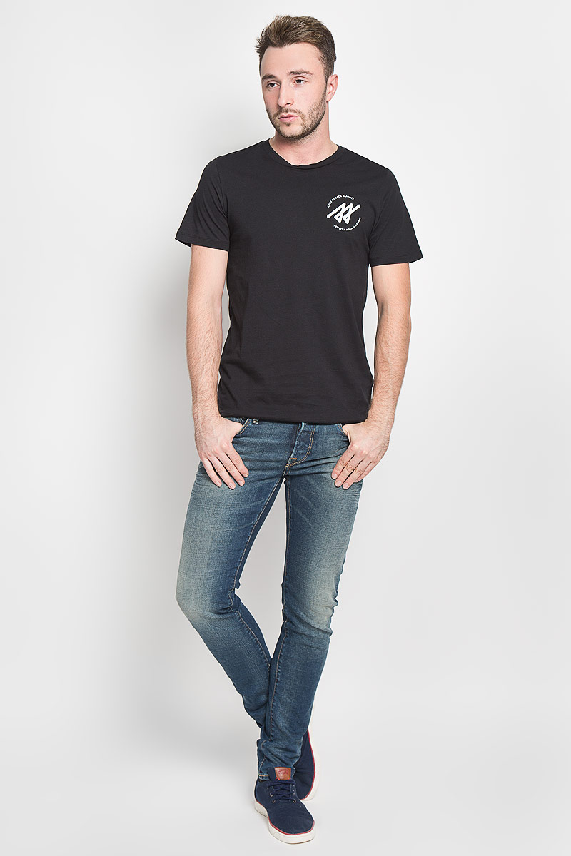 Футболка12108908_Black Футболка12108908_BlackСтильная мужская футболка Jack & Jones, выполненная из натурального хлопка, обладает высокой теплопроводностью, воздухопроницаемостью и гигроскопичностью. Она необычайно мягкая и приятная на ощупь, не сковывает движения и превосходно пропускает воздух. Такая футболка превосходно подойдет как для занятий спортом, так и для повседневной носки. Модель с короткими рукавами и круглым вырезом горловины - идеальный вариант для создания модного современного образа. Футболка оформлена контрастными принтом с логотипом производителя. Эта модель подарит вам комфорт в течение всего дня и послужит замечательным дополнением к вашему гардеробу.