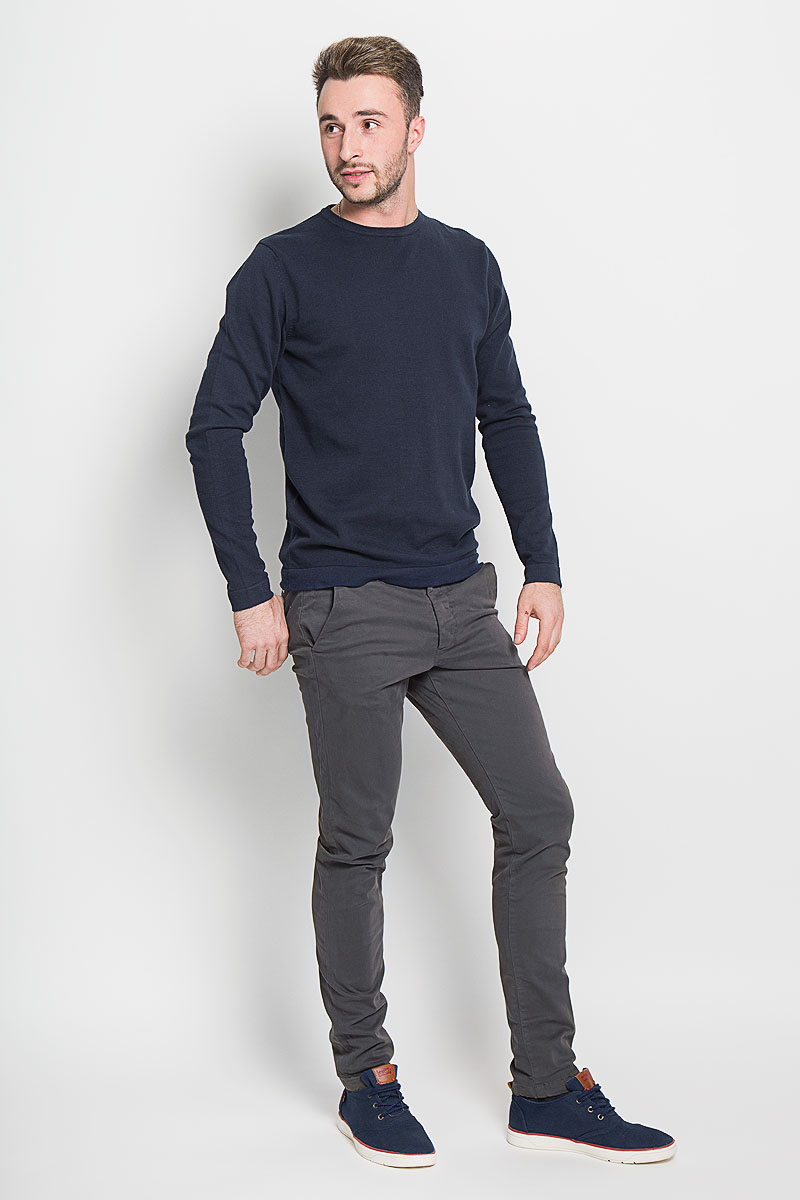 Брюки12111475_Dark Grey Брюки12111475_Dark GreyМужские брюки Jack & Jones, выполненные из натурального хлопка, идеально подойдут для повседневной носки. Материал изделия мягкий и приятный на ощупь, не сковывает движения и позволяет коже дышать. Брюки стандартные имеют ширинку на пуговицах, а также шлевки для ремня. Спереди предусмотрены два втачных кармана. Сзади расположены два прорезных кармана на пуговицах. Изделие оформлено в лаконичном стиле и сзади дополнено небольшой нашивкой с надписью бренда. Такая модель станет стильным дополнением к вашему гардеробу. Лаконичный дизайн и совершенство стиля подчеркнут вашу индивидуальность.