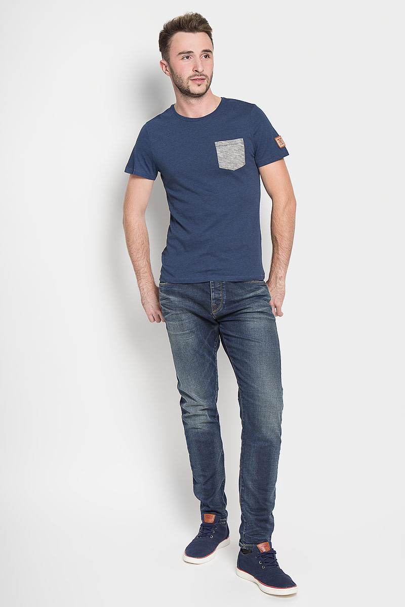 Джинсы16052933_Medium Blue Denim Джинсы16052933_Medium Blue DenimМодные мужские джинсы Selected Homme - это джинсы высочайшего качества, которые прекрасно сидят. Они выполнены из высококачественного эластичного хлопка, что обеспечивает комфорт и удобство при носке. Джинсы стандартной посадки станут отличным дополнением к вашему современному образу. Джинсы застегиваются на пуговицу в поясе и ширинку на пуговицах, дополнены шлевками для ремня. Джинсы имеют классический пятикарманный крой: спереди модель дополнена двумя втачными карманами и одним маленьким накладным кармашком, а сзади - двумя накладными карманами. Модель оформлена перманентными складками и эффектом потертости. Эти модные и в то же время комфортные джинсы послужат отличным дополнением к вашему гардеробу.