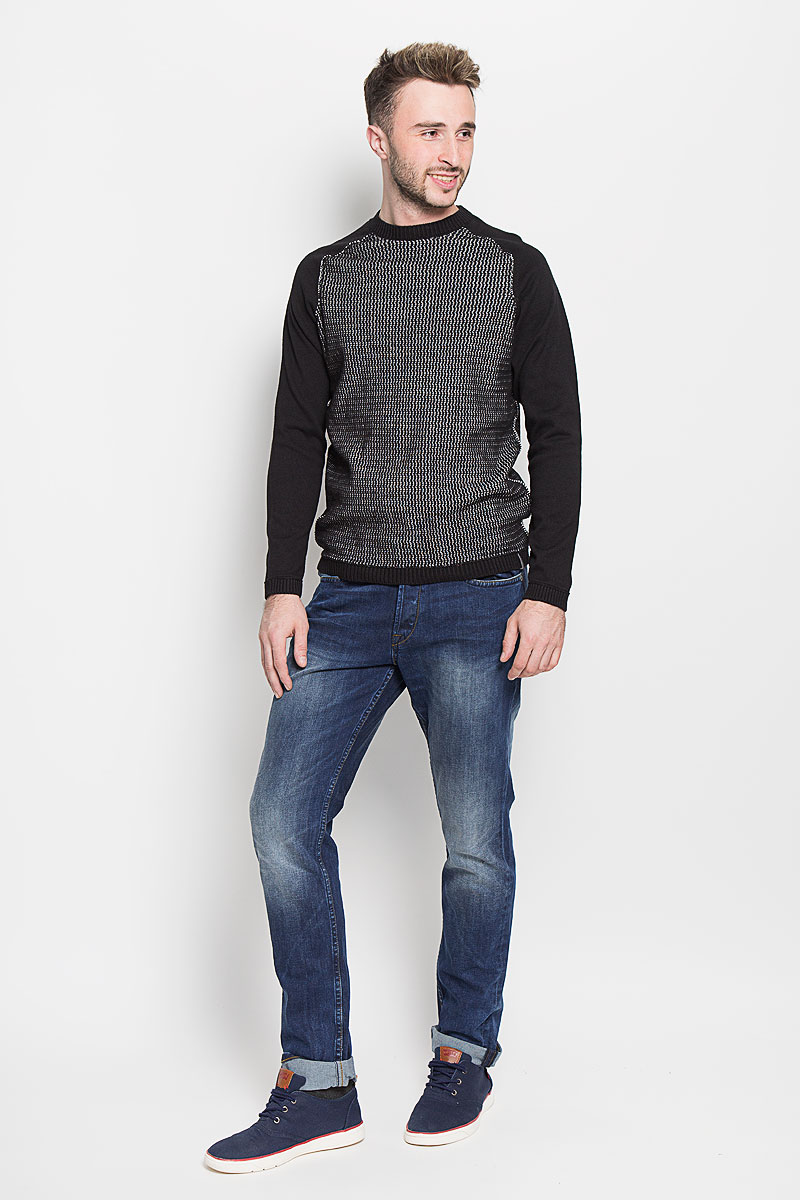 Джинсы22004337_Medium Blue Denim Джинсы22004337_Medium Blue DenimМодные мужские джинсы Only & Sons - джинсы высочайшего качества на каждый день, которые прекрасно сидят. Модель прямого кроя и стандартной посадки изготовлена из эластичного хлопка. Застегиваются джинсы на пуговицы, также имеются шлевки для ремня. Спереди модель дополнена двумя втачными карманами и одним небольшим накладным кармашком, а сзади - двумя накладными карманами. Оформлено изделие эффектом потертости, металлическими клепками с логотипом бренда, контрастной прострочкой, перманентными складками и фирменной нашивкой на поясе. Эти стильные и в то же время комфортные джинсы послужат отличным дополнением к вашему гардеробу. В них вы всегда будете чувствовать себя уютно и комфортно.