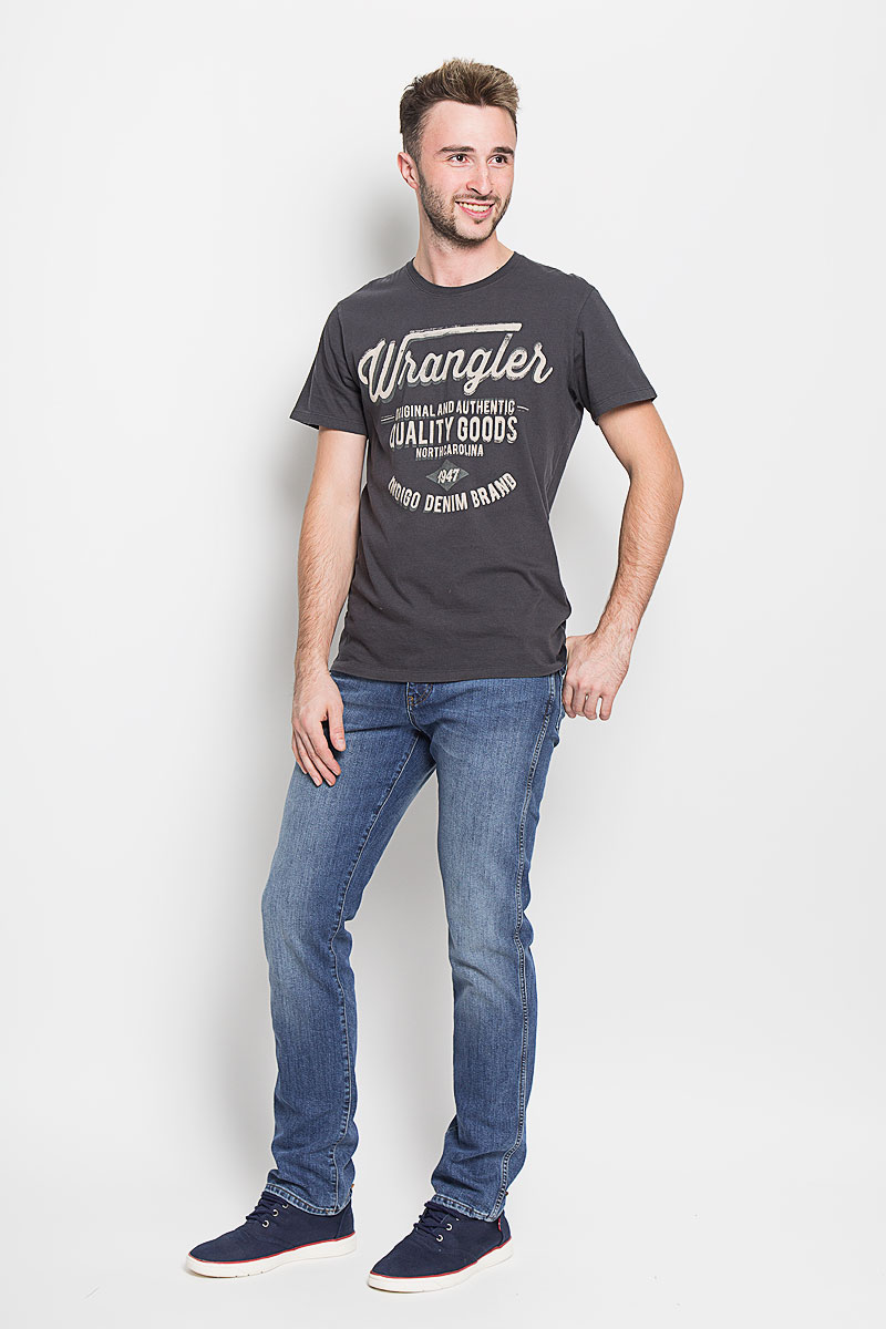 ДжинсыW121BR77K ДжинсыW121BR77KМодные мужские джинсы Wrangler - джинсы высочайшего качества на каждый день, которые прекрасно сидят. Модель прямого кроя и стандартной посадки изготовлена из эластичного хлопка с добавлением полиэстера и эластана. Застегиваются джинсы на молнию и пуговицу на поясе, также имеются шлевки для ремня. Спереди модель дополнена двумя втачными карманами и одним небольшим накладным кармашком, а сзади - двумя накладными карманами. Оформлено изделие эффектом потертости, металлическими клепками с логотипом бренда, контрастной прострочкой, перманентными складками и фирменной нашивкой на заднем кармане. Эти стильные и в то же время комфортные джинсы послужат отличным дополнением к вашему гардеробу. В них вы всегда будете чувствовать себя уютно и комфортно.