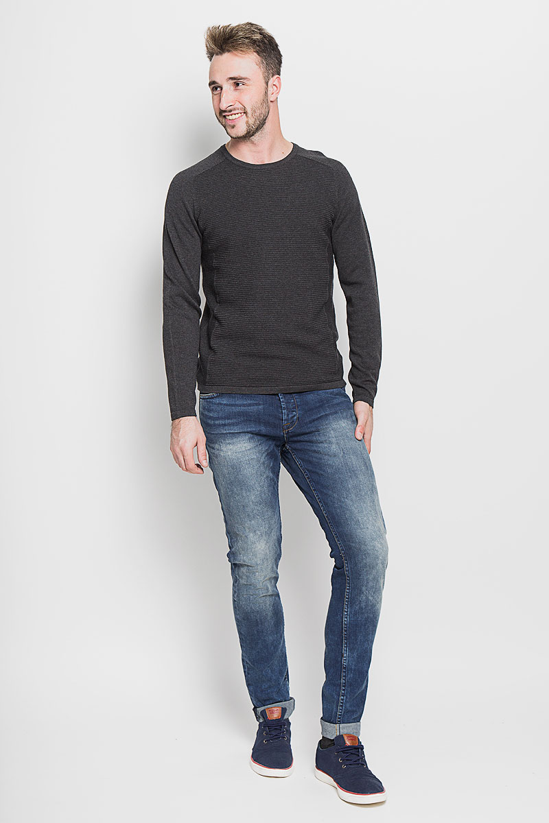 Джинсы22003944_Medium Blue Denim Джинсы22003944_Medium Blue DenimМодные мужские джинсы Only & Sons - джинсы высочайшего качества на каждый день, которые прекрасно сидят. Модель зауженного к низу кроя и стандартной посадки изготовлена из эластичного хлопка. Застегиваются джинсы на пуговицы, также имеются шлевки для ремня. Спереди модель дополнена двумя втачными карманами и одним небольшим накладным кармашком, а сзади - двумя накладными карманами. Оформлено изделие эффектом потертости, металлическими клепками с логотипом бренда, контрастной прострочкой, перманентными складками и фирменной нашивкой на поясе. Эти стильные и в то же время комфортные джинсы послужат отличным дополнением к вашему гардеробу. В них вы всегда будете чувствовать себя уютно и комфортно.