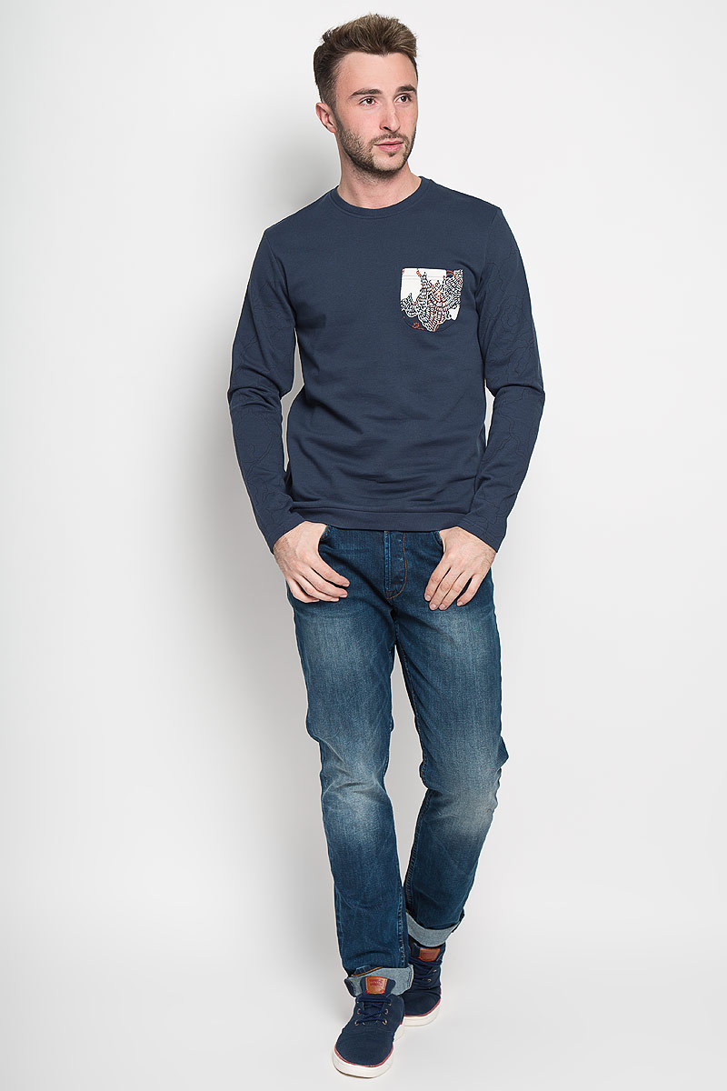Свитшот22004509_Dress Blues Свитшот22004509_Dress BluesСтильный мужской свитшот Only & Sons, изготовленный из высококачественного хлопка, мягкий и приятный на ощупь, не сковывает движений и обеспечивает наибольший комфорт. Такой свитшот великолепно пропускает воздух, позволяя коже дышать, и обладает высокой гигроскопичностью. Модель свободного кроя с круглым вырезом горловины и длинными рукавами оформлена брендовой нашивкой снизу. Воротник и низ изделия оформлены трикотажными резинками. На груди свитшот дополнен накладным карманом. Этот свитшот - настоящее воплощение комфорта, он послужит отличным дополнением к вашему гардеробу. В нем вы будете чувствовать себя уютно в прохладное время года.