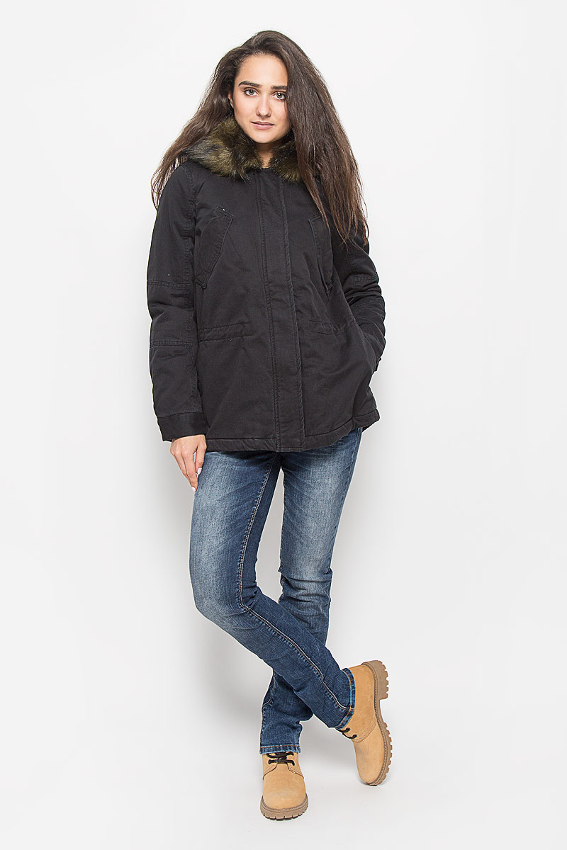 Парка3820967.00.71_2999 Парка3820967.00.71_2999Стильная женская парка Tom Tailor Denim с синтепоновым наполнителем согреет вас в холодную погоду и позволит выделиться из толпы. Модель с несъемным капюшоном застегивается на застежку-молнию и оснащена ветрозащитным клапаном на кнопках. Капюшон дополнен искусственным мехом, который пристегивается на пуговицы. На груди модель дополнена двумя врезными карманами, оформленными клапанами и по бокам двумя врезными карманами. На талии и снизу парка затягивается на скрытый шнурок-кулиску. Манжеты рукавов регулируются по ширине при помощи кнопок. Левый рукав оформлен брендовой металлической нашивкой. Такая стильная парка станет прекрасным дополнением к вашему гардеробу, она подарит вам комфорт и тепло.