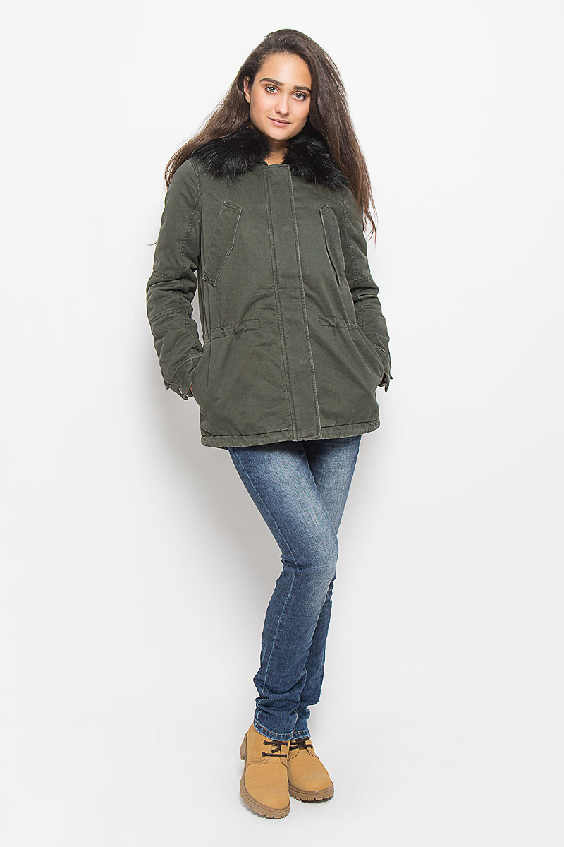 Парка3820967.00.71_2999 Парка3820967.00.71_2999Стильная женская парка Tom Tailor Denim с синтепоновым наполнителем согреет вас в холодную погоду и позволит выделиться из толпы. Модель с несъемным капюшоном застегивается на застежку-молнию и оснащена ветрозащитным клапаном на кнопках. Капюшон дополнен искусственным мехом, который пристегивается на пуговицы. На груди модель дополнена двумя врезными карманами, оформленными клапанами и по бокам двумя врезными карманами. На талии и снизу парка затягивается на скрытый шнурок-кулиску. Манжеты рукавов регулируются по ширине при помощи кнопок. Левый рукав оформлен брендовой металлической нашивкой. Такая стильная парка станет прекрасным дополнением к вашему гардеробу, она подарит вам комфорт и тепло.