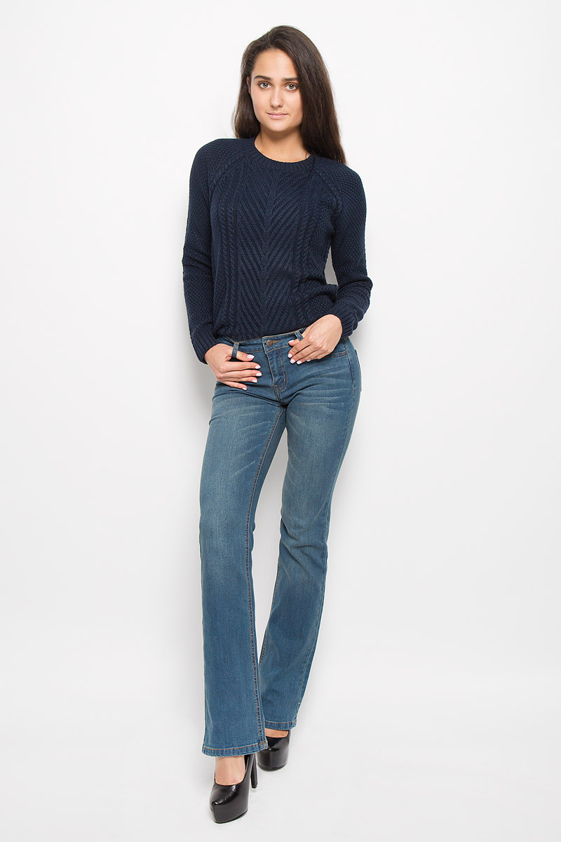 ДжинсыPJ-135/542-6393 ДжинсыPJ-135/542-6393Стильные женские джинсы Sela Denim подчеркнут ваш уникальный стиль и помогут создать оригинальный женственный образ. Модель выполнена из высококачественного эластичного хлопка с добавлением полиэстера. Материал мягкий и приятный на ощупь, не сковывает движения и позволяет коже дышать. Джинсы прямого кроя и средней посадки застегиваются на пуговицу в поясе и ширинку на застежке-молнии. На поясе предусмотрены шлевки для ремня. Спереди модель оформлена двумя втачными карманами и одним маленьким накладным кармашком, а сзади - двумя накладными карманами. Модель оформлена эффектом притертости, перманентными складками. Эти модные и в тоже время комфортные джинсы послужат отличным дополнением к вашему гардеробу.