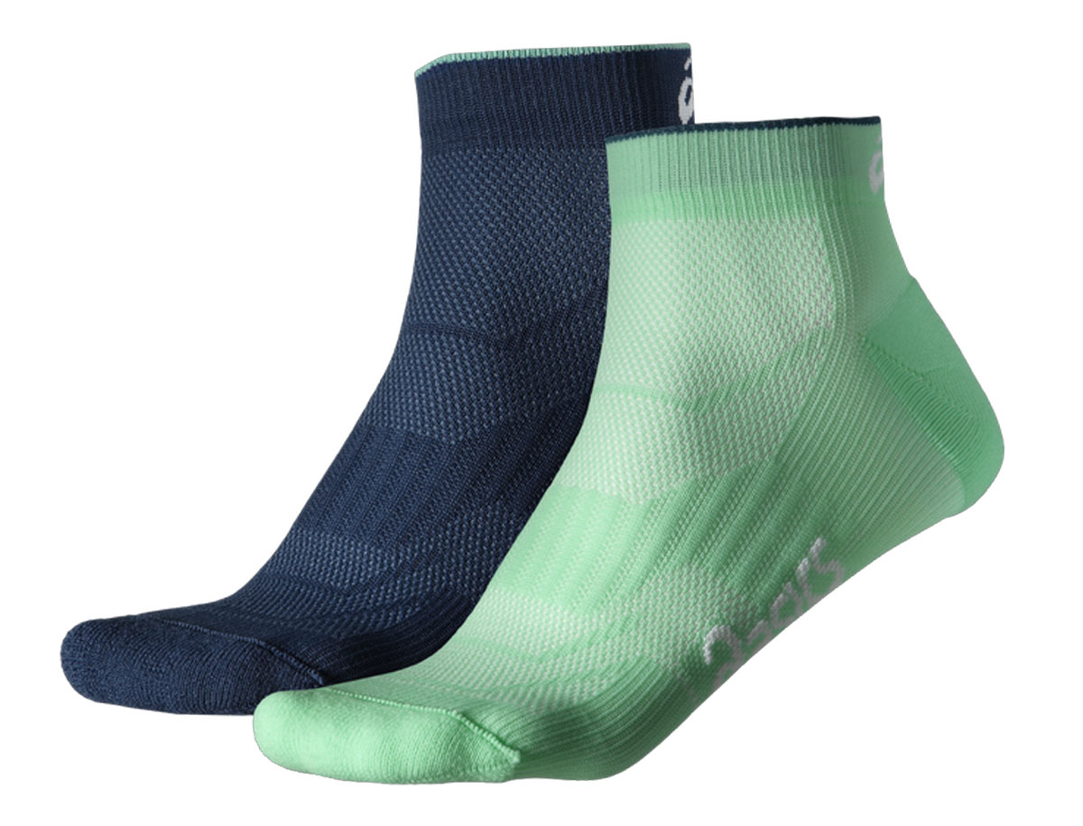Носки130887-8009 Носки130887-8009Укороченные женские носки Asics, изготовленные из высококачественного трикотажа, подходят как для занятий спортом, так и для повседневного ношения. Удобная резинка не сдавливает и комфортно облегает ногу. Обладают повышенной прочностью, благодаря усиленной пятке и мыску. Воздухопроницаемость и вентиляция за счет тонких сетчатых зон. Плоский шов в зоне пальцев для предотвращения давления и натирания. Вывод влаги для сухости и комфорта стопы. Мягкие вставки для комфорта и поддержки. Оформлены носки контрастным принтом. Идеальное сочетание практичности, легкости и комфорта. В комплект входят две пары.