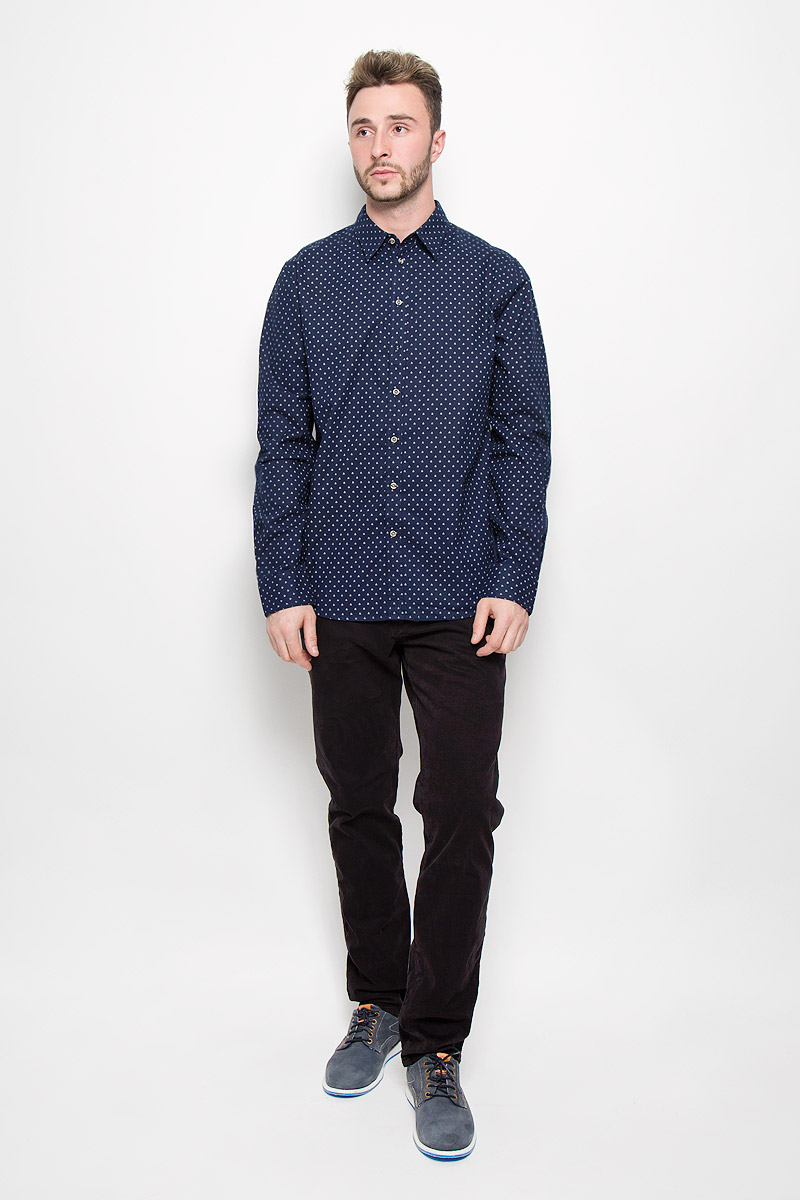 РубашкаH-212/729-6424 РубашкаH-212/729-6424Мужская рубашка Sela Casual Wear выполнена из натурального хлопка. Материал изделия тактильно приятный, не сковывает движения и хорошо пропускает воздух. Рубашка с отложным воротником и длинными рукавами застегивается спереди на пуговицы по всей длине. На манжетах также предусмотрены застежки-пуговицы. Модель оформлена ненавязчивым принтом. Такая рубашка будет дарить вам комфорт в течение всего дня и станет стильным дополнением к вашему гардеробу.