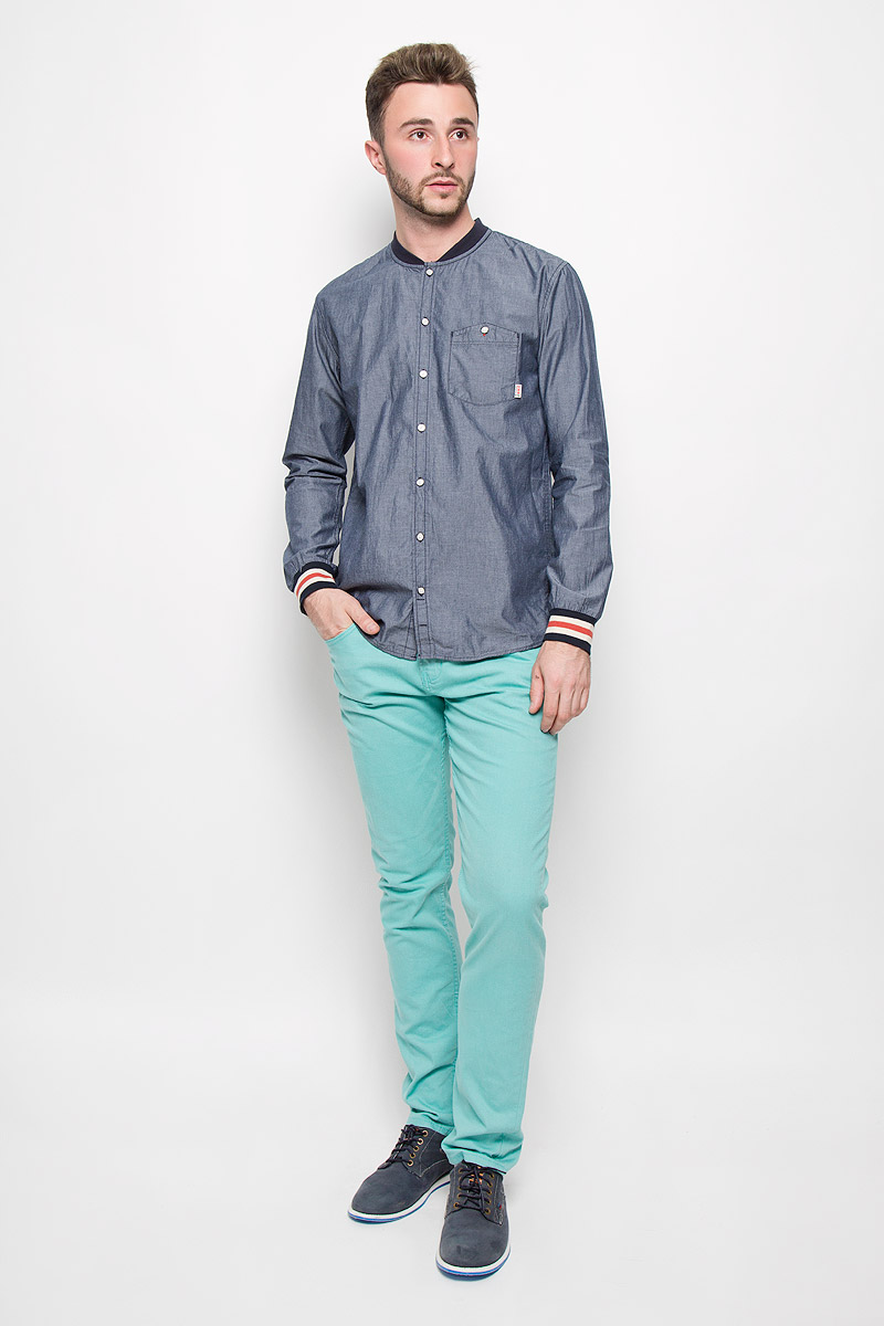 Рубашка2032412.00.12_6576 Рубашка2032412.00.12_6576Мужская рубашка Tom Tailor Denim выполнена из натурального хлопка. Материал изделия легкий, тактильно приятный, не сковывает движения и хорошо пропускает воздух. Рубашка с круглым вырезом горловины, дополненным трикотажной резинкой и длинными рукавами застегивается спереди на пуговицы по всей длине. Рукава дополнены контрастными трикотажными манжетами. На груди модель оформлена накладным карманом на пуговице. Такая рубашка будет дарить вам комфорт в течение всего дня и станет стильным дополнением к вашему гардеробу.