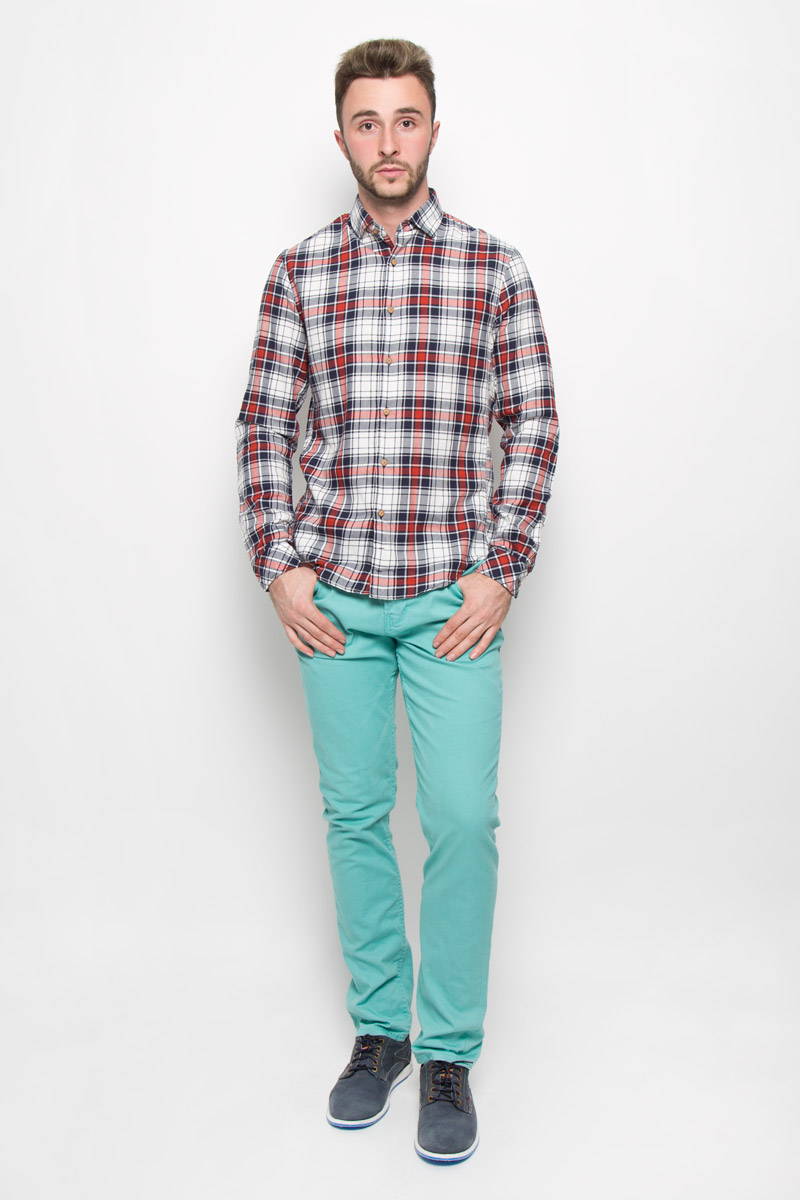 Рубашка2032409.00.12_4681 Рубашка2032409.00.12_4681Мужская рубашка Tom Tailor Denim выполнена из натурального хлопка. Материал изделия легкий, тактильно приятный, не сковывает движения и хорошо пропускает воздух. Приталенная рубашка с отложным воротником и длинными рукавами застегивается спереди на пуговицы по всей длине. На манжетах также предусмотрены застежки-пуговицы. Оформлена модель принтом в клетку. Такая рубашка будет дарить вам комфорт в течение всего дня и станет стильным дополнением к вашему гардеробу.