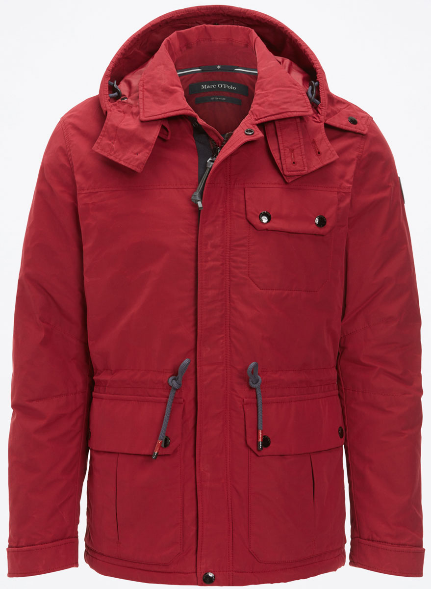 Куртка136670460/357 Куртка136670460/357Модная мужская куртка Marc O`Polo изготовлена из высококачественного полиэстера. В качестве наполнителя используется полиэстер. Куртка с отложным воротником и съемным капюшоном с застежками-кнопками застегивается на застежку-молнию и дополнительно на ветрозащитный клапан на кнопках. Спереди имеются три накладных кармана с клапанами на кнопках, с внутренней стороны - накладной карман без застежки. Манжеты рукавов оснащены текстильными ремешками на кнопках. Объем капюшона и талии регулируется за счет эластичных шнурков со стопперами.