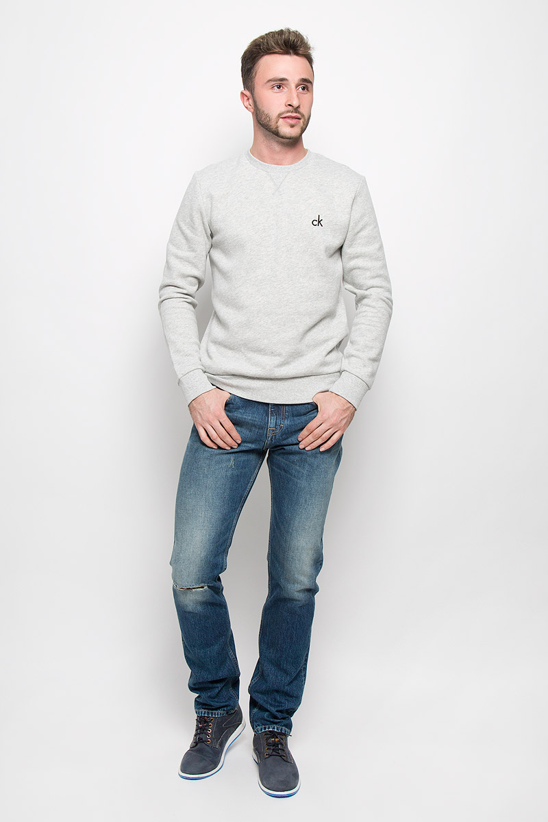 ДжинсыJ30J300562_4950 ДжинсыJ30J300562_4950Мужские джинсы Calvin Klein Jeans, выполненные из натурального хлопка, отлично дополнят ваш образ. Ткань изделия тактильно приятная, не стесняет движений, позволяет коже дышать. Джинсы застегиваются в поясе на пуговицу и имеют ширинку на молнии. На модели предусмотрены шлевки для ремня. Спереди джинсы дополнены двумя втачными карманами и одним маленьким накладным, сзади - двумя накладными карманами. Оформлено изделие эффектом потертости и рваным эффектом на коленке. Высокое качество кроя и пошива, актуальный дизайн и расцветка придают изделию неповторимый стиль и индивидуальность. Модель займет достойное место в вашем гардеробе!
