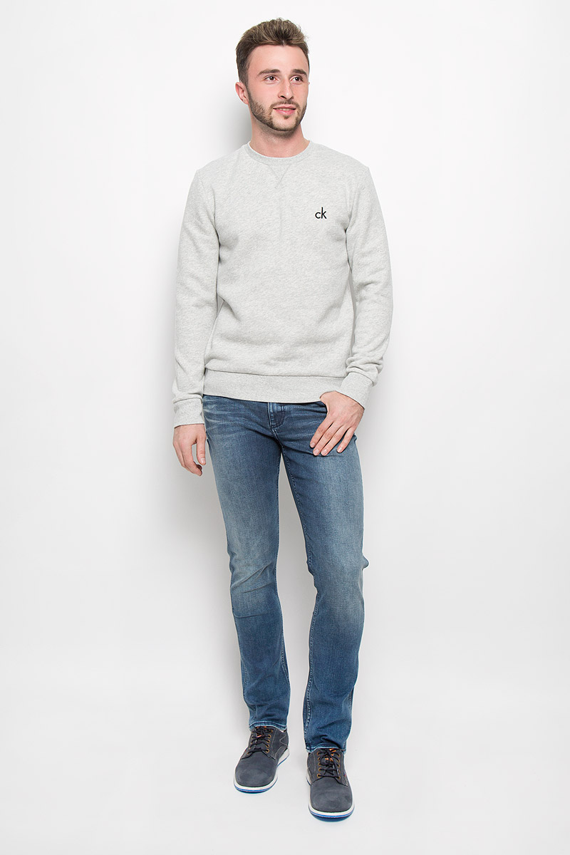 СвитшотJ30J300603_0990 СвитшотJ30J300603_0990Стильный мужской свитшот Calvin Klein Jeans, изготовленный из высококачественного материала, мягкий и приятный на ощупь, не сковывает движений и обеспечивает наибольший комфорт. Такой свитшот великолепно пропускает воздух, позволяя коже дышать, и обладает высокой гигроскопичностью. Модель свободного кроя с круглым вырезом горловины и длинными рукавами оформлена брендовой вышивкой. Манжеты рукавов, воротник и низ изделия дополнены трикотажными резинками. Этот свитшот - настоящее воплощение комфорта, он послужит отличным дополнением к вашему гардеробу. В нем вы будете чувствовать себя уютно в прохладное время года.