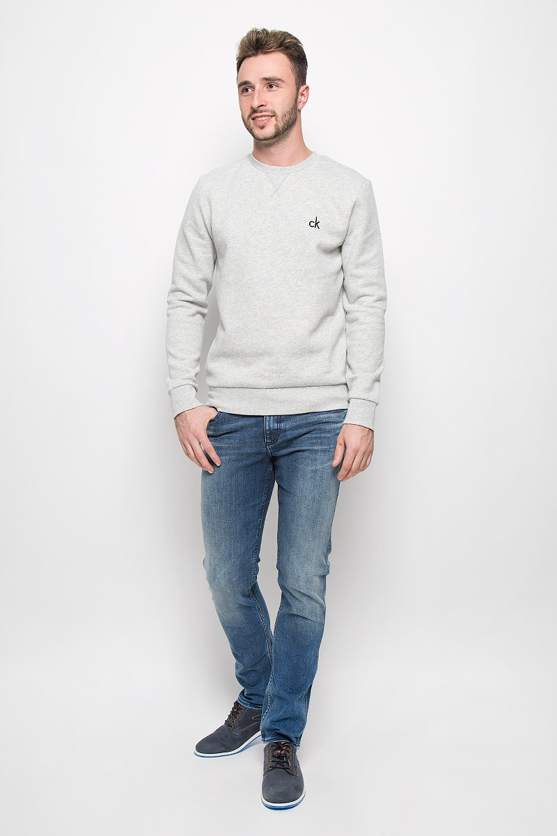 ДжинсыJ30J300562_4950 ДжинсыJ30J300562_4950Мужские джинсы Calvin Klein Jeans, выполненные из эластичного хлопка с небольшим добавлением полиэстера, отлично дополнят ваш образ. Ткань изделия тактильно приятная, не стесняет движений, позволяет коже дышать. Джинсы застегиваются в поясе на пуговицу и имеют ширинку на молнии. На модели предусмотрены шлевки для ремня. Спереди джинсы дополнены двумя втачными карманами и одним маленьким накладным, сзади - двумя накладными карманами. Оформлено изделие эффектом потертости. Высокое качество кроя и пошива, актуальный дизайн и расцветка придают изделию неповторимый стиль и индивидуальность. Модель займет достойное место в вашем гардеробе!
