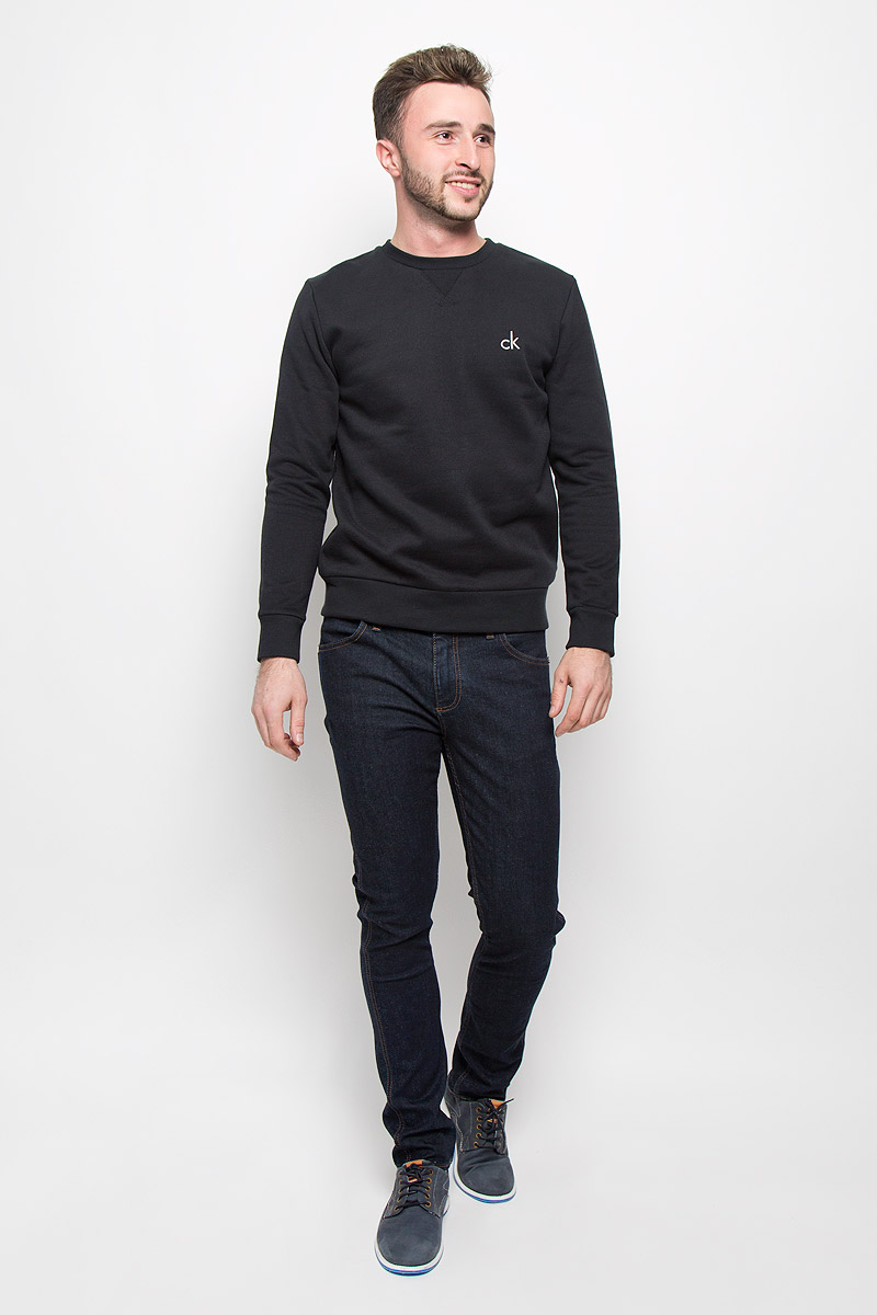 СвитшотJ30J300603_0990 СвитшотJ30J300603_0990Стильный мужской свитшот Calvin Klein Jeans, изготовленный из высококачественного материала, мягкий и приятный на ощупь, не сковывает движений и обеспечивает наибольший комфорт. Такой свитшот великолепно пропускает воздух, позволяя коже дышать, и обладает высокой гигроскопичностью. Модель свободного кроя с круглым вырезом горловины и длинными рукавами оформлена брендовой вышивкой. Манжеты рукавов, воротник и низ изделия дополнены трикотажными резинками. Этот свитшот - настоящее воплощение комфорта, он послужит отличным дополнением к вашему гардеробу. В нем вы будете чувствовать себя уютно в прохладное время года.