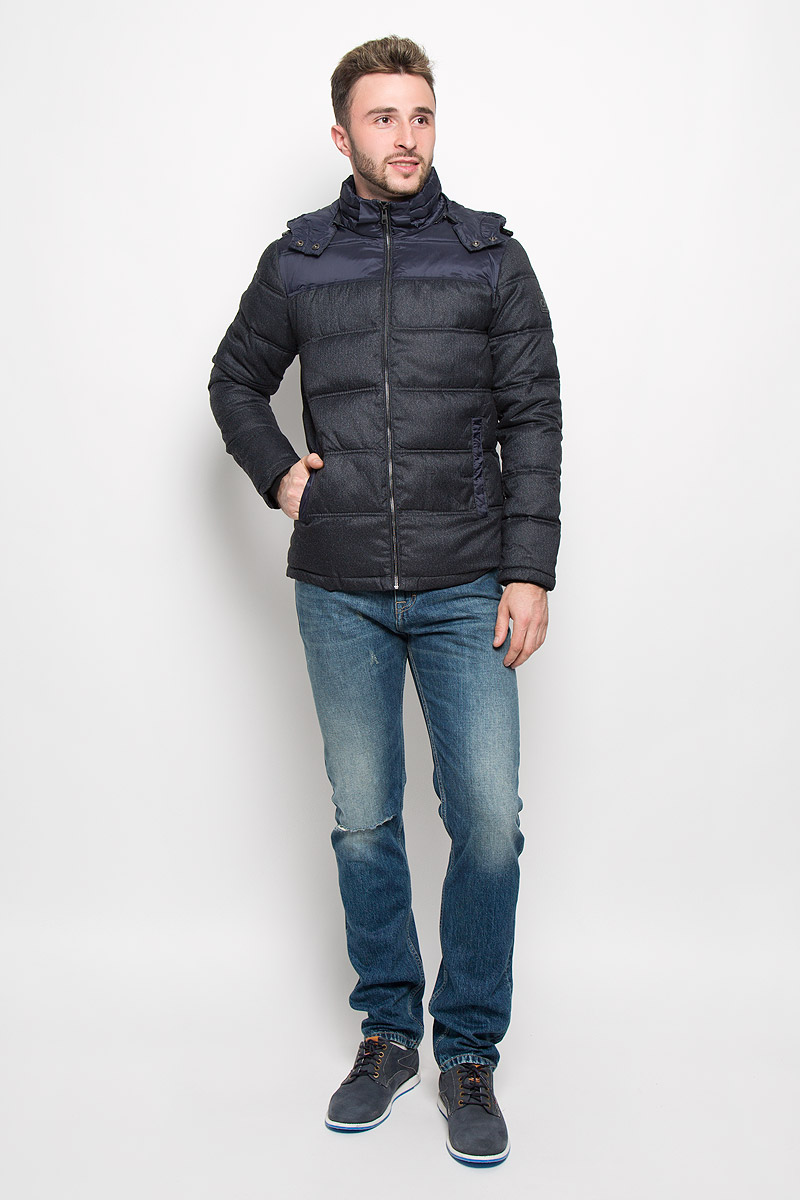 КурткаA16-22017_101 КурткаA16-22017_101Стильная мужская куртка Calvin Klein Jeans превосходно подойдет для прохладных дней. Куртка выполнена из полиэстера, она отлично защищает от дождя, снега и ветра, а наполнитель из синтепона превосходно сохраняет тепло. Модель с длинными рукавами и воротником-стойкой застегивается на застежку-молнию спереди и имеет съемный капюшон на застежке-молнии. Объем капюшона регулируется при помощи шнурка-кулиски со стопперами. Изделие дополнено двумя втачными карманами на кнопках спереди, а также внутренним втачным карманом. Рукава дополнены внутренними трикотажными манжетами. Эта модная и в то же время комфортная куртка согреет вас в холодное время года и отлично подойдет как для прогулок, так и для активного отдыха.