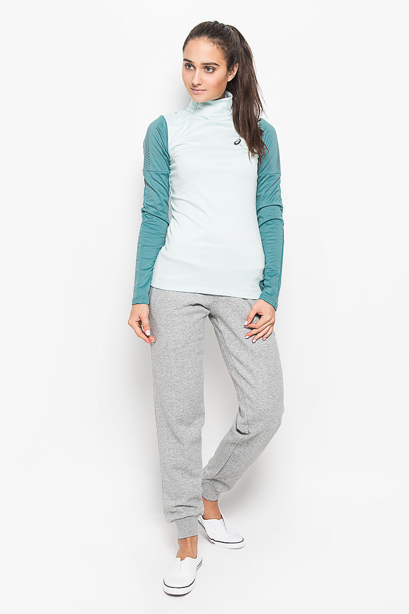 Лонгслив134073-8147 Лонгслив134073-8147Женский лонгслив для бега Asics Lite-Show Winter Ls выполнен из полиэстера с добавлением эластана. Ткань, изготовленная с применением технологии Motion Therm, обеспечивает защиту от внешних воздействий окружающей среды. Модель с длинными рукавами и воротником-стойкой спереди застегивается на потайную застежку-молнию. Изделие оформлено светоотражаюшим логотипом спереди и светоотражающими полосками сзади и на рукавах. Низ рукавов дополнен небольшими разрезами для пальцев. В этом лонгсливе вы будете выглядеть стильно, а ваше тело будет дышать. Вам не придется жертвовать внешним видом ради скорости, ведь эластичный и легкий трикотаж отлично смотрится. Лонгслив станет отличным дополнением к вашему гардеробу, в нем вам будет удобно и комфортно.