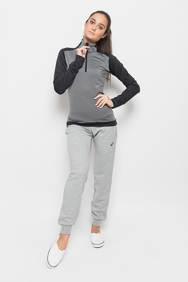 Лонгслив134611-0904 Лонгслив134611-0904Женский лонгслив для бега Asics Ls 1/2 Zip Winter Top выполнен из полиэстера с добавлением эластана. Ткань, изготовленная с применением технологии Motion Therm, обеспечивает защиту от внешних воздействий окружающей среды. Модель с длинными рукавами и воротником-стойкой спереди застегивается на застежку-молнию. Изделие оформлено светоотражающим логотипом спереди и светоотражающими рисунками сзади. Низ рукавов дополнен небольшими разрезами для пальцев. Сзади расположен небольшой втачной карман на застежке-молнии. Спинка модели немного удлинена. В этом лонгсливе вы будете выглядеть стильно, а ваше тело будет дышать. Вам не придется жертвовать внешним видом ради скорости, ведь эластичный и легкий трикотаж отлично смотрится. Лонгслив станет отличным дополнением к вашему гардеробу, в нем вам будет удобно и комфортно.