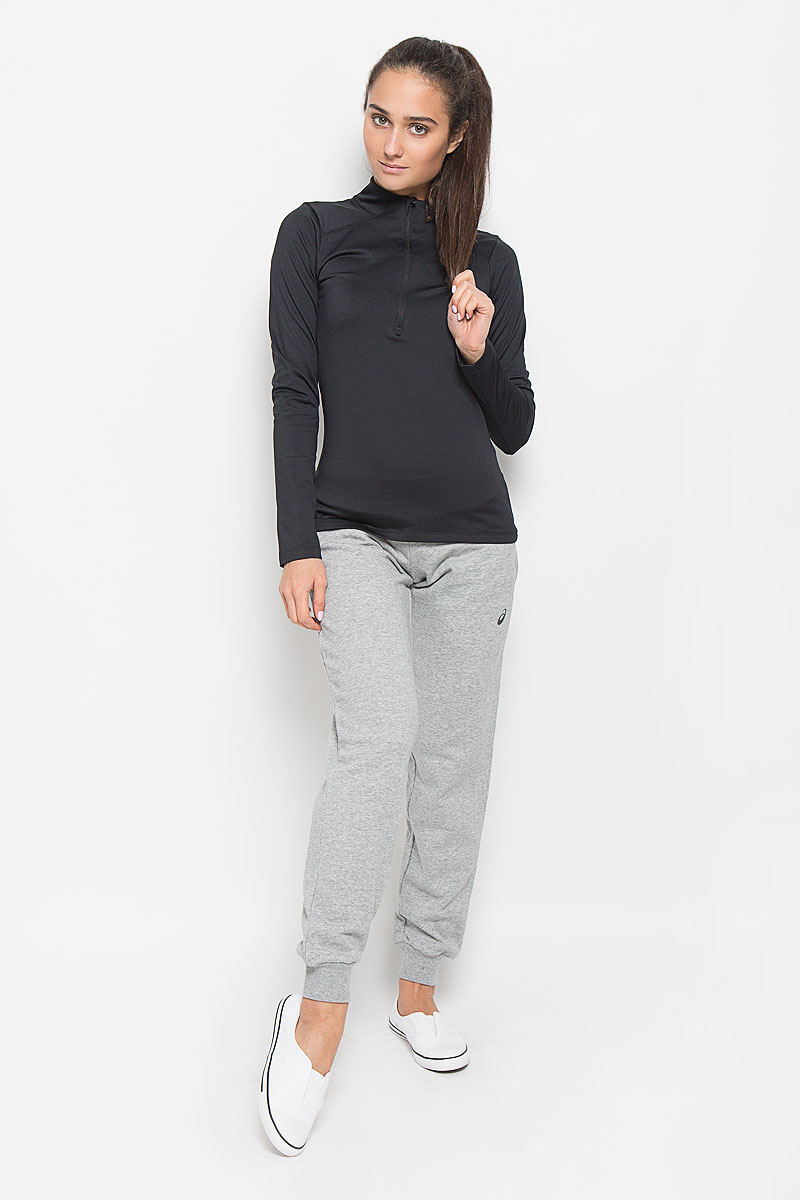 Лонгслив134109-0904 Лонгслив134109-0904Женский лонгслив для бега Asics Ess Winter 1/2 Zip выполнен из полиэстера с добавлением эластана. Ткань, изготовленная с применением технологии Motion Dry, позволяет удалять лишнюю влагу с кожи во время занятий спортом, обеспечивая тем самым замечательный уровень комфорта. Модель с длинными рукавами и воротником-стойкой спереди застегивается на застежку молнию с защитой для подбородка. Изделие оформлено светоотражаюшим логотипом спереди и светоотражающими полосками сзади. В этом лонгсливе вы будете выглядеть стильно, а ваше тело будет дышать. Вам не придется жертвовать внешним видом ради скорости, ведь эластичный и легкий трикотаж отлично смотрится. Лонгслив станет отличным дополнением к вашему гардеробу, в нем вам будет удобно и комфортно.