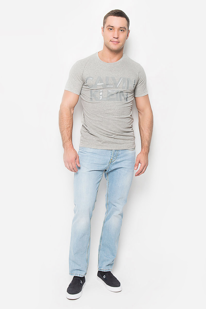 ФутболкаJ30J300562_4950 ФутболкаJ30J300562_4950Мужская футболка Calvin Klein Jeans, выполненная из эластичного хлопка, идеально подойдет для повседневной носки. Материал очень мягкий и приятный на ощупь, не сковывает движения и хорошо пропускает воздух. Футболка с круглым вырезом горловины и короткими рукавами имеет полуприлегающий силуэт. Спереди изделие украшено фактурной надписью с названием бренда. Такая модель будет дарить вам комфорт в течение всего дня и станет стильным дополнением к вашему образу.