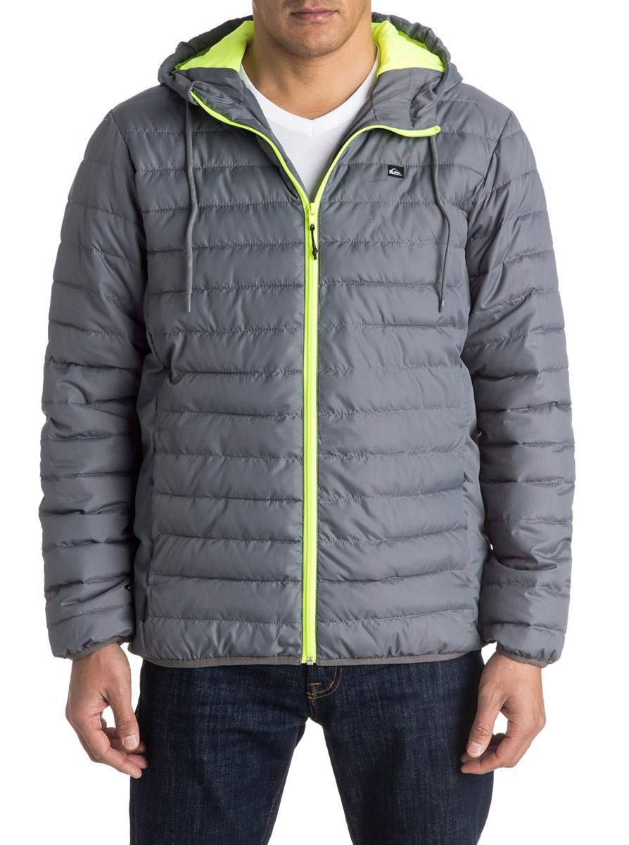 КурткаEQYJK03234-BRQ0 КурткаEQYJK03234-BRQ0Мужская куртка Quiksilver Everydayscaly M Jckt выполнена из 100% полиэстера с синтепоновым утеплителем. Модель с воротником-стойкой и несъемным капюшоном застегивается на молнию спереди. Капюшон дополнен утягивающим шнурком. Спереди куртка дополнена двумя врезными карманами на молниях.