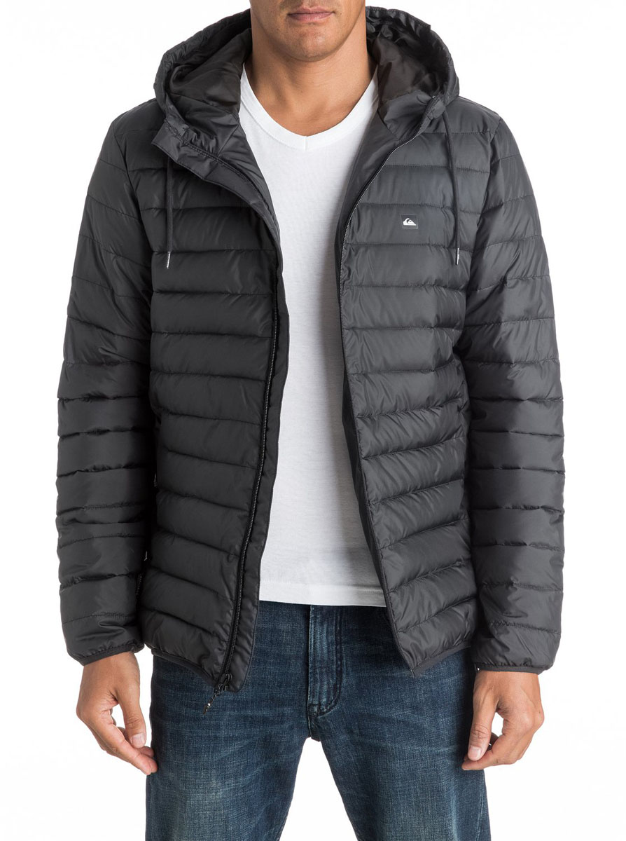 КурткаEQYJK03234-BRQ0 КурткаEQYJK03234-BRQ0Мужская куртка Quiksilver Everydayscaly M Jckt выполнена из 100% полиэстера с синтепоновым утеплителем. Модель с воротником-стойкой и несъемным капюшоном застегивается на молнию спереди. Капюшон дополнен утягивающим шнурком. Спереди куртка дополнена двумя врезными карманами на молниях.