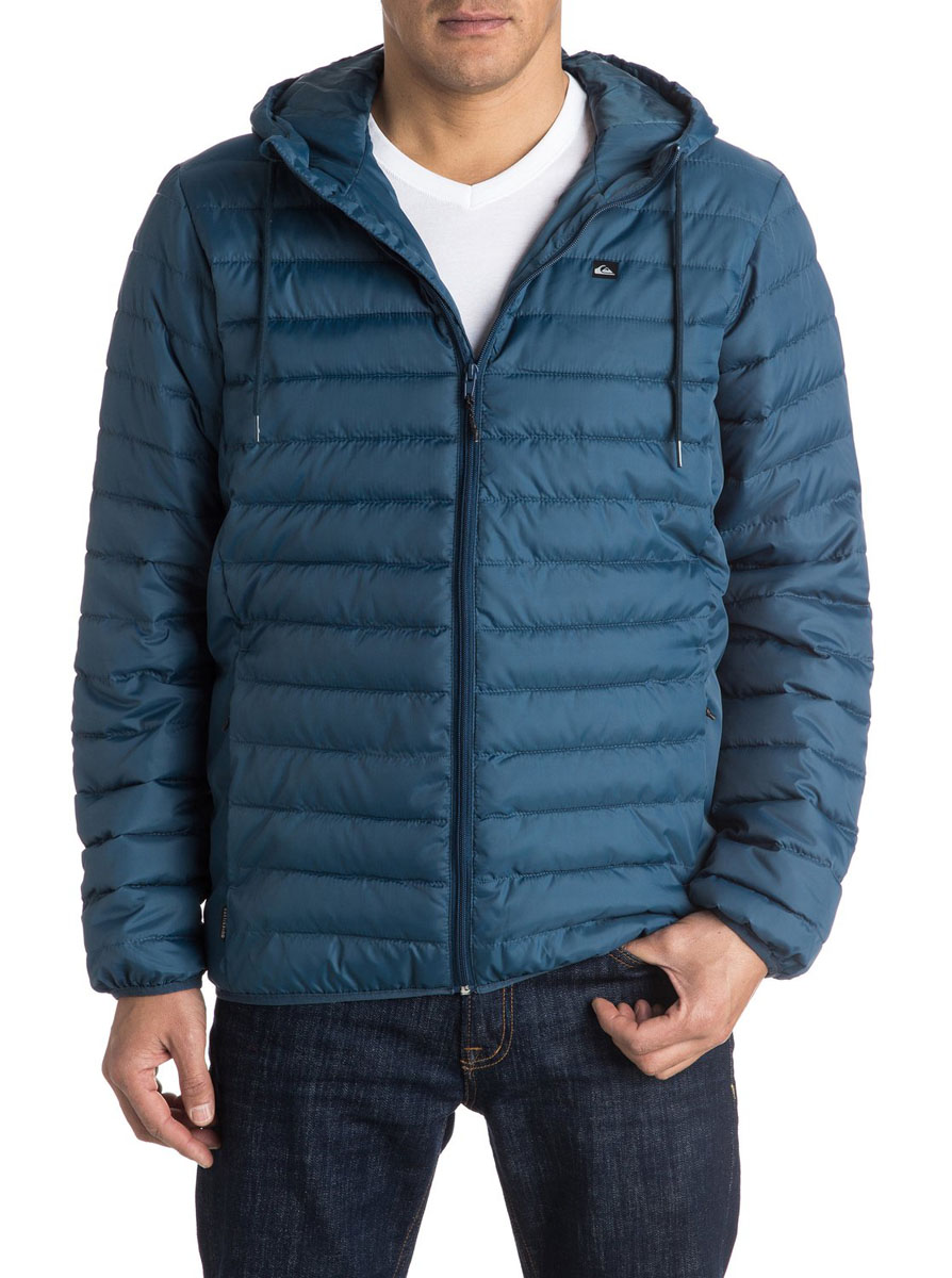 КурткаEQYJK03234-BRQ0 КурткаEQYJK03234-BRQ0Мужская куртка Quiksilver Everydayscaly M Jckt выполнена из 100% полиэстера с синтепоновым утеплителем. Модель с воротником-стойкой и несъемным капюшоном застегивается на молнию спереди. Капюшон дополнен утягивающим шнурком. Спереди куртка дополнена двумя врезными карманами на молниях.