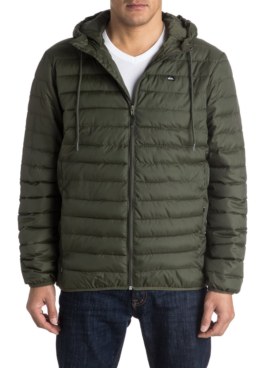 КурткаEQYJK03234-BRQ0 КурткаEQYJK03234-BRQ0Мужская куртка Quiksilver Everydayscaly M Jckt выполнена из 100% полиэстера с синтепоновым утеплителем. Модель с воротником-стойкой и несъемным капюшоном застегивается на молнию спереди. Капюшон дополнен утягивающим шнурком. Спереди куртка дополнена двумя врезными карманами на молниях.