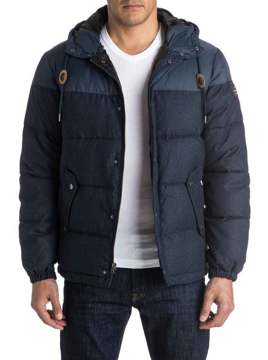 КурткаEQYJK03228-BYJH КурткаEQYJK03228-BYJHМужская куртка Quiksilver выполнена из 100% полиэстера. В качестве подкладки и утеплителя также используется полиэстер. Верхняя часть изделия выполнена из прочной ткани Ripstop. Модель с несъемным капюшоном застегивается на застежку-молнию и имеет ветрозащитную планку на кнопках. Край капюшона дополнен шнурком-кулиской. Низ рукавов дополнен эластичными манжетами на резинке и хлястиком на кнопке. Спереди расположено два втачных кармана с клапанами на кнопках, а с внутренней стороны - один прорезной карман на липучке. Куртка оформлена фирменными нашивками.