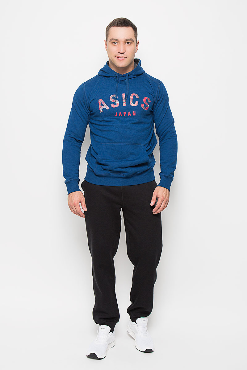 Толстовка131528-0714 Толстовка131528-0714Стильная мужская толстовка Asics Camou Logo, выполненная из полиэстера с добавлением хлопка, мягкая и приятная на ощупь, обладает хорошей гигроскопичностью и позволяет коже дышать. Толстовка с длинными рукавами имеет капюшон, объем которого регулируется при помощи шнурка-кулиски. Спереди расположен карман-кенгуру. Рукава и низ изделия дополнены трикотажными манжетами. На груди модель оформлена крупным принтом с логотипом бренда. Современный дизайн, отличное качество и расцветка делают эту толстовку модным и стильным предметом мужской одежды. В ней вам будет тепло, уютно и комфортно.
