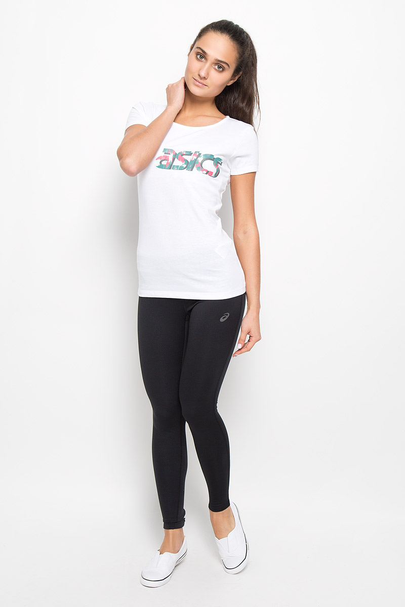 Футболка134777-0656 Футболка134777-0656Женская футболка Asics Graphic Ss Top выполнена из хлопка с добавлением полиэстера. Материал тактильно приятный, не стесняет движений, обеспечивая комфорт при носке. Модель с короткими рукавами и круглым вырезом горловины имеет приталенный силуэт. Спереди футболка украшена принтом с логотипом и названием бренда. Такая футболка отлично подходит для тренировочной экипировки, а также для повседневной носки.