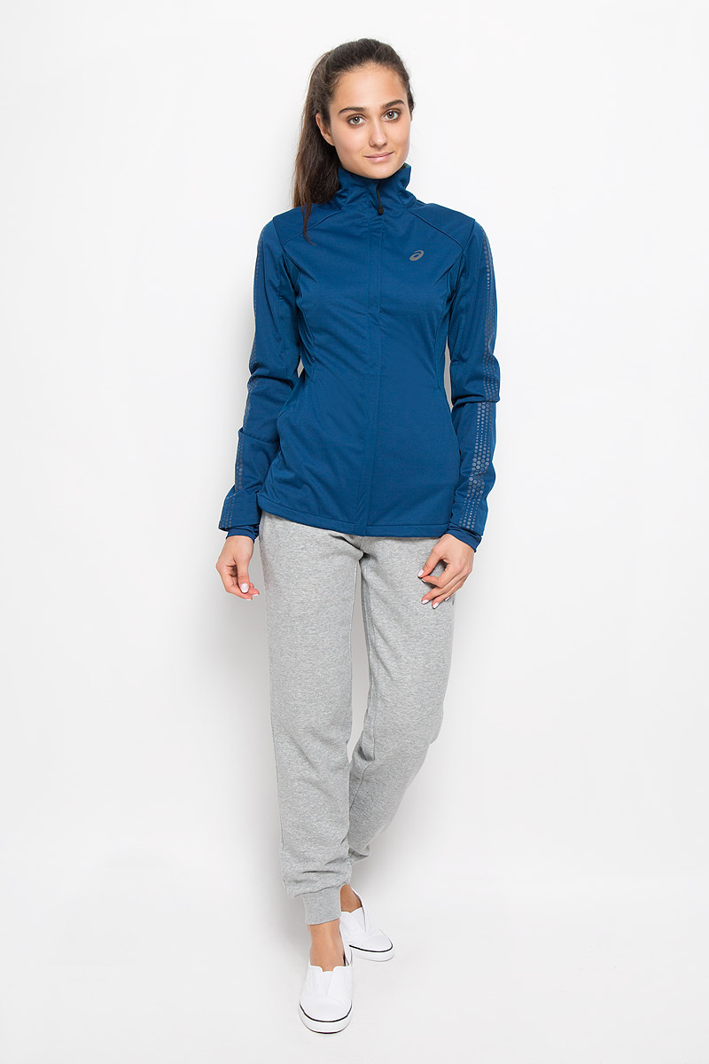 Куртка134074-8130 Куртка134074-8130Женская куртка для бега Asics Lite-Show Winter Jacket прекрасно подходит для бега в холодную погоду. Куртка с воротником-стойкой застегивается спереди на молнию. Флисовый материал устойчив к ветру и воде, а вставки из трикотажа с начесом сбоку и сзади мягко отводят влагу, сохраняя ощущение сухости и комфорта на протяжении всей пробежки. На куртке предусмотрены светоотражающие детали. Просторные передние карманы на молниях имеют медиа-порт для наушников. Удобная и практически невесомая куртка отлично подходит для занятий спортом, утренних пробежек и дальних путешествий. Не дайте зиме помешать вашим планам!