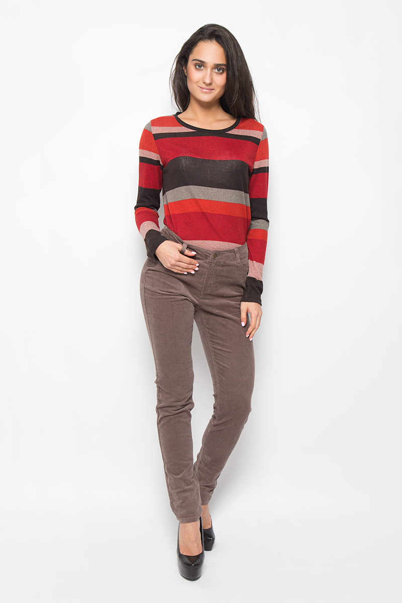 БрюкиP-115/782-6434 БрюкиP-115/782-6434Стильные вельветовые брюки Sela Casual, изготовленные из эластичного хлопка, необычайно мягкие и приятные на ощупь, не сковывают движения и позволяют коже дышать, не раздражают даже самую нежную и чувствительную кожу, обеспечивая наибольший комфорт. Модель прямого покроя с ширинкой на молнии на талии застегивается на пуговицу и имеет шлевки для ремня. Спереди брюки оформлены двумя втачными карманами и одним маленьким накладным кармашком, сзади имеются два накладных кармана. Эти модные брюки идеальный вариант для стильных людей.