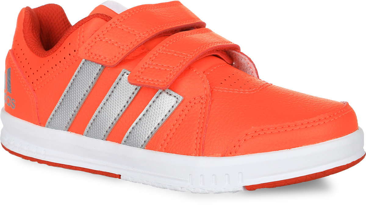 КроссовкиAQ2859 КроссовкиAQ2859Кроссовки для тренинга Fb Lk Trainer 7 Cf от Adidas Performance приведут в восторг вашего ребенка. Эта модель выполнена из искусственной кожи. Язычок и задник оформлены символикой бренда, мыс и боковые стороны - перфорацией. Застежки-липучки обеспечивают надежную фиксацию на ноге. У изделия дышащая сетчатая подкладка и стелька, выполненная по технологии Ortholite. Подошва с рифлением из прочных материалов гарантирует сцепление с любой поверхностью.