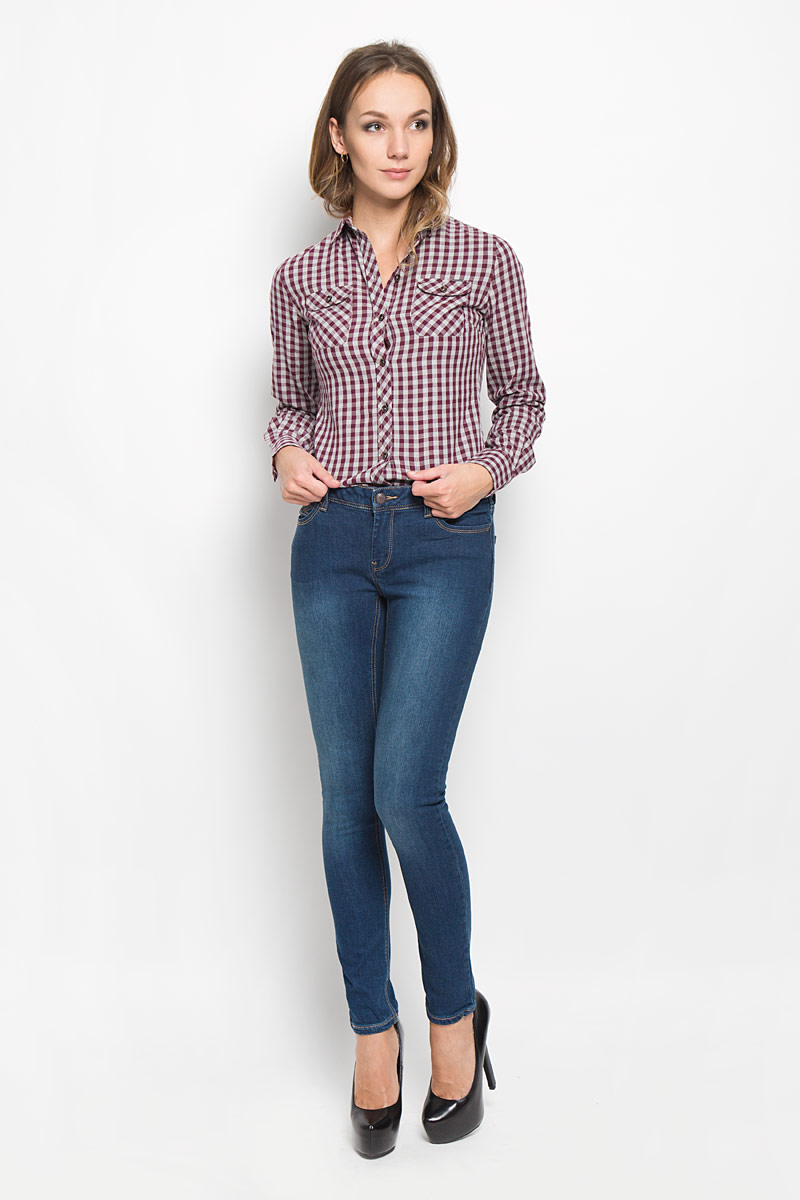 РубашкаLCHWW043/NAVY РубашкаLCHWW043/NAVYЖенская рубашка Lee Cooper, выполненная из высококачественного хлопка, обладает высокой теплопроводностью, воздухопроницаемостью и гигроскопичностью, позволяет коже дышать, тем самым обеспечивая наибольший комфорт при носке. Модель с отложным воротником застегивается на пуговицы. Рубашка дополнена двумя накладными карманами на пуговицах на груди. Длинные рукава рубашки дополнены манжетами на пуговицах. Изделие оформлено актуальным принтом в мелкую клетку Такая рубашка подчеркнет ваш вкус и поможет создать великолепный стильный образ.